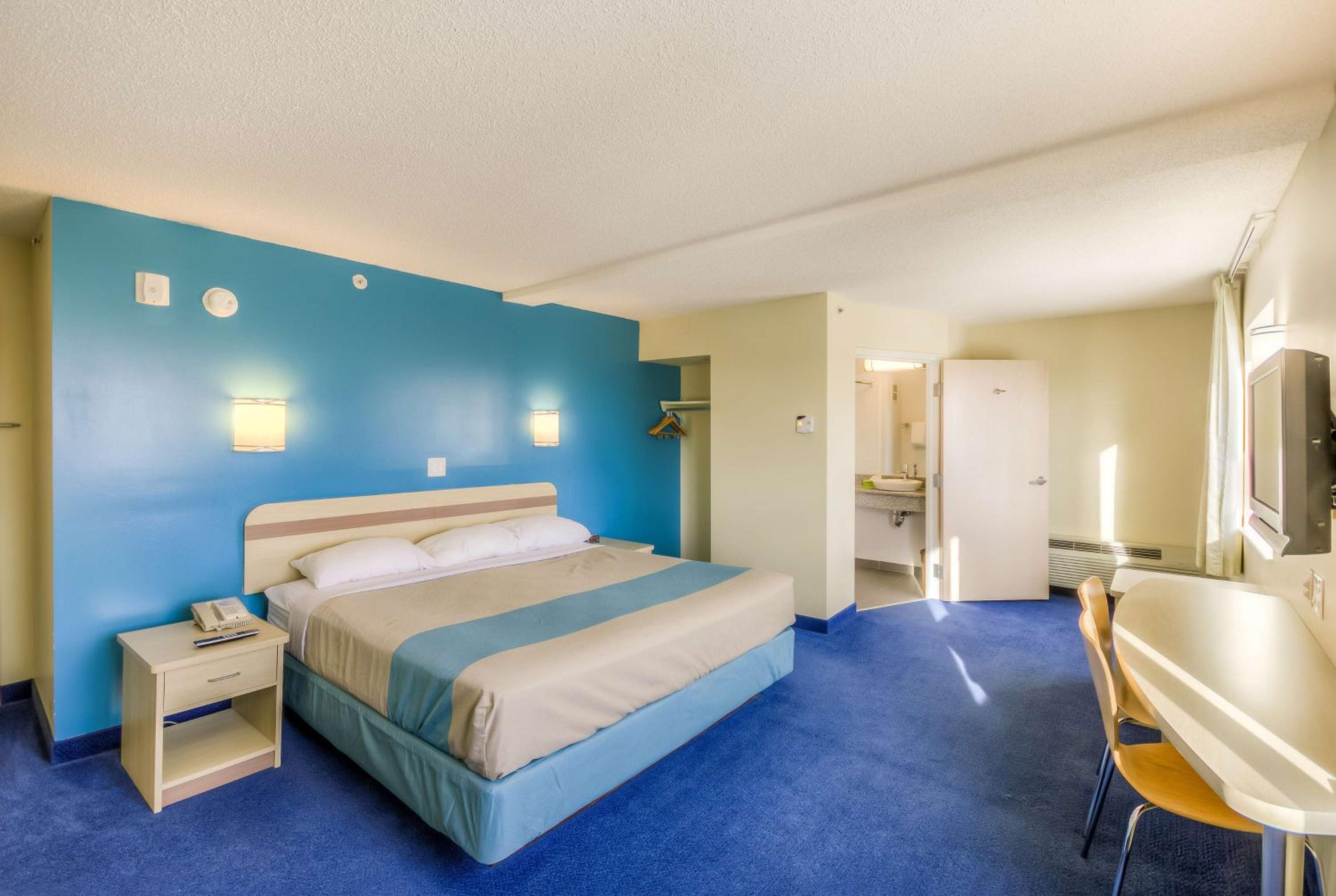 Deluxe King Room - Non-Smoking