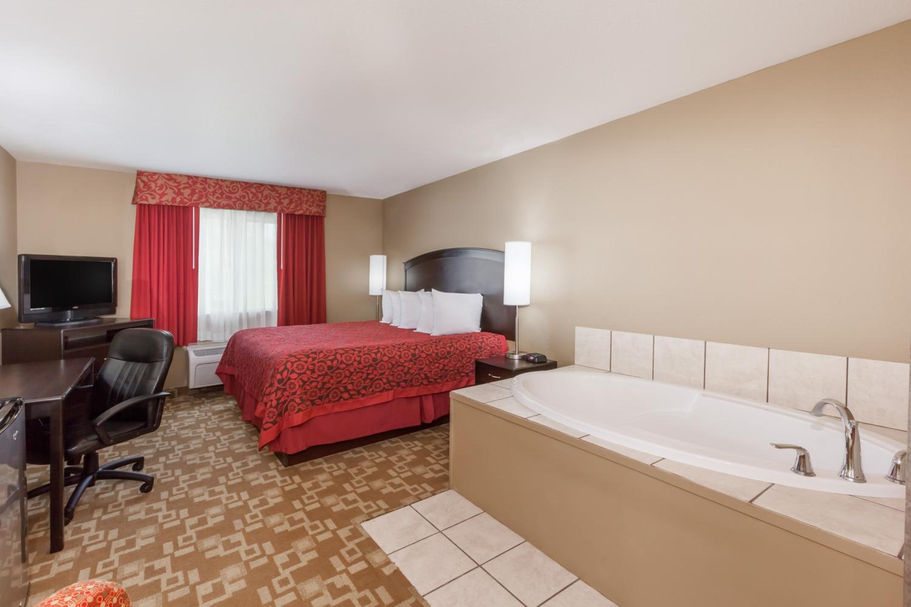 Deluxe King Suite - Photo 5