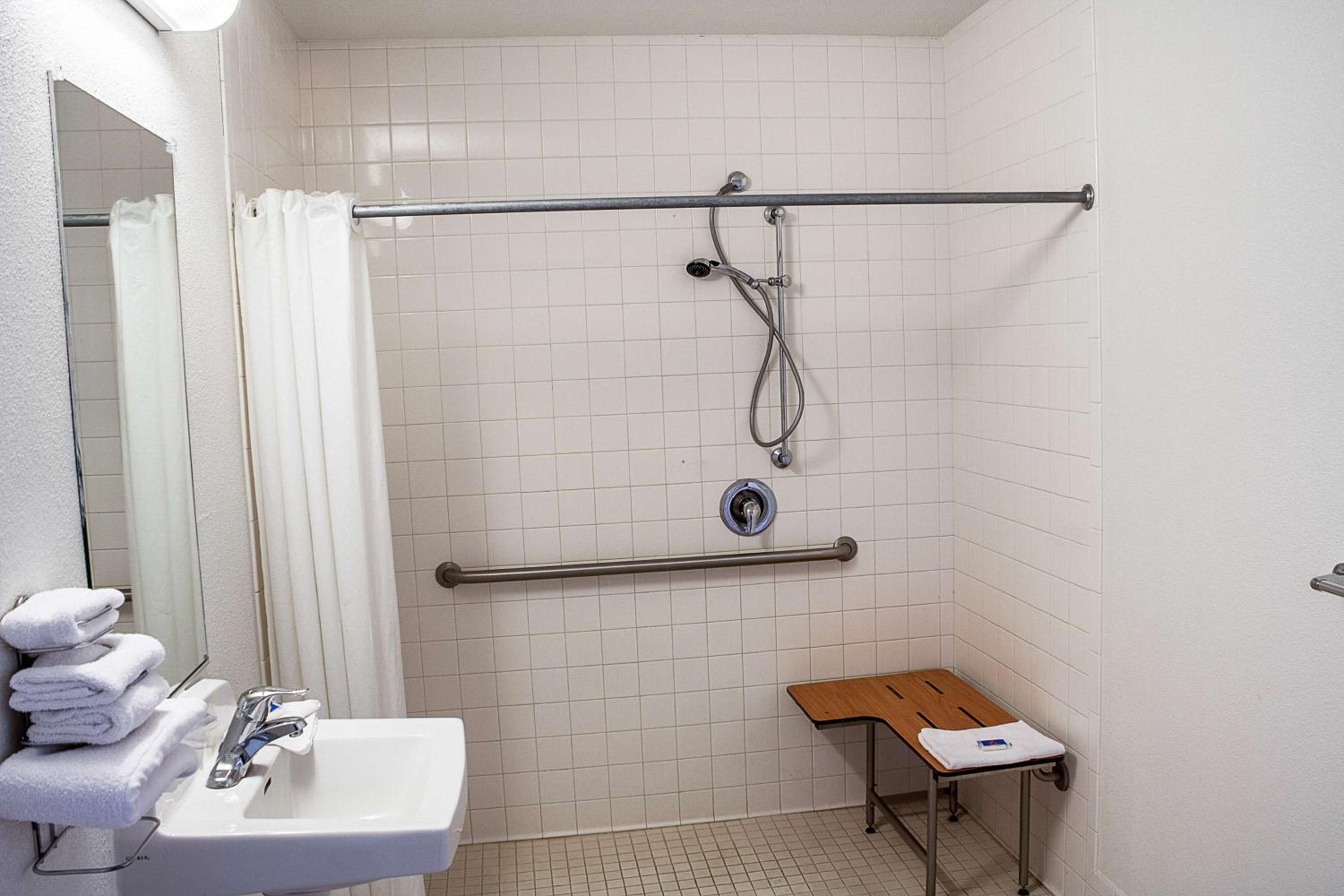 Queen Room - Disability Access photo 2
