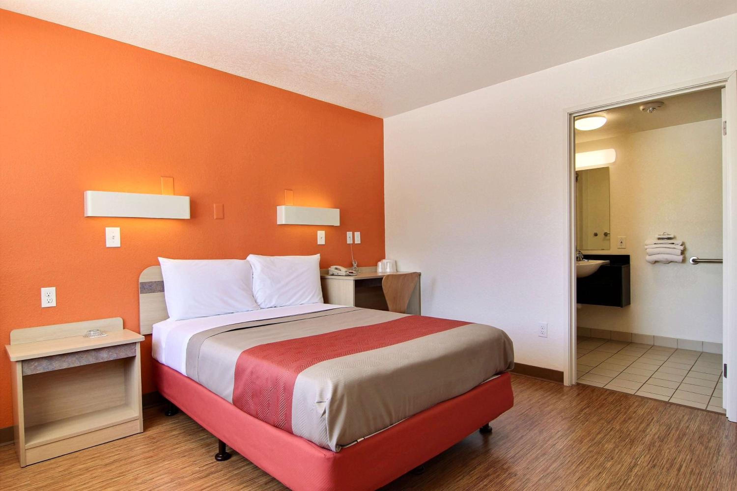 Queen Room photo 1