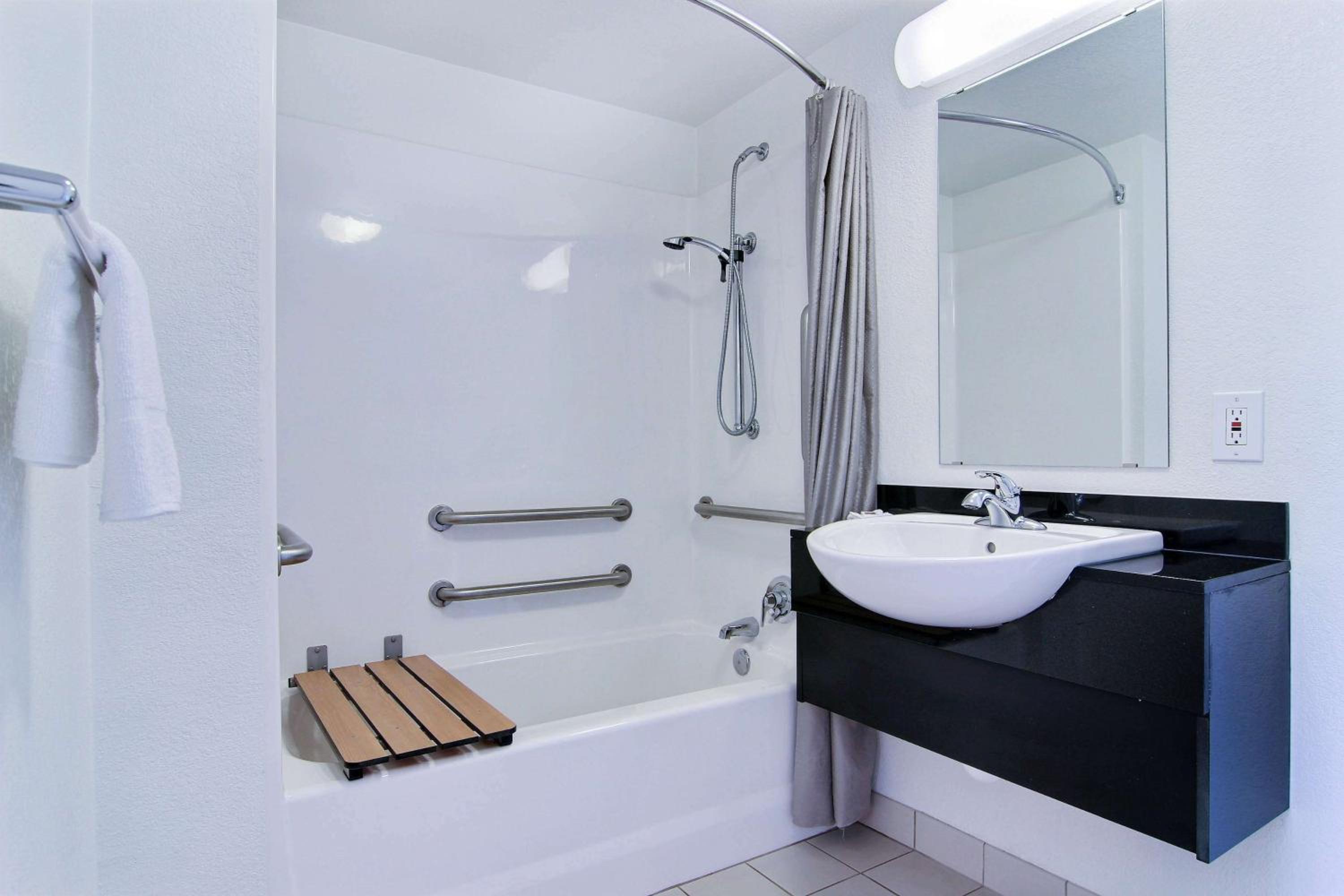 Double Room - Disability Access photo 3