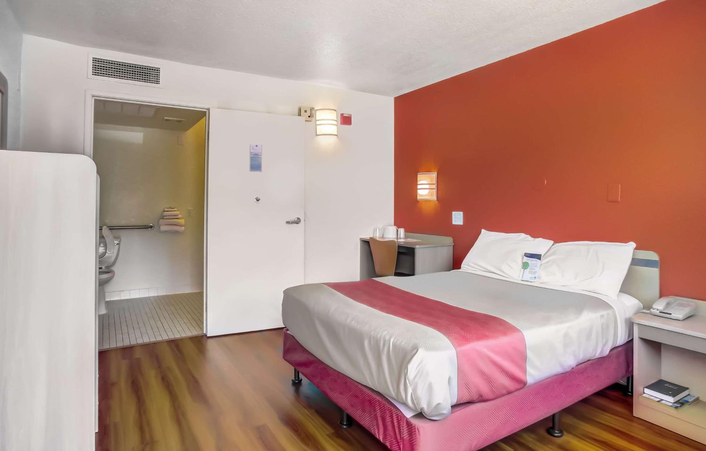 1 Full Bed | ADA/RI Shower photo 3