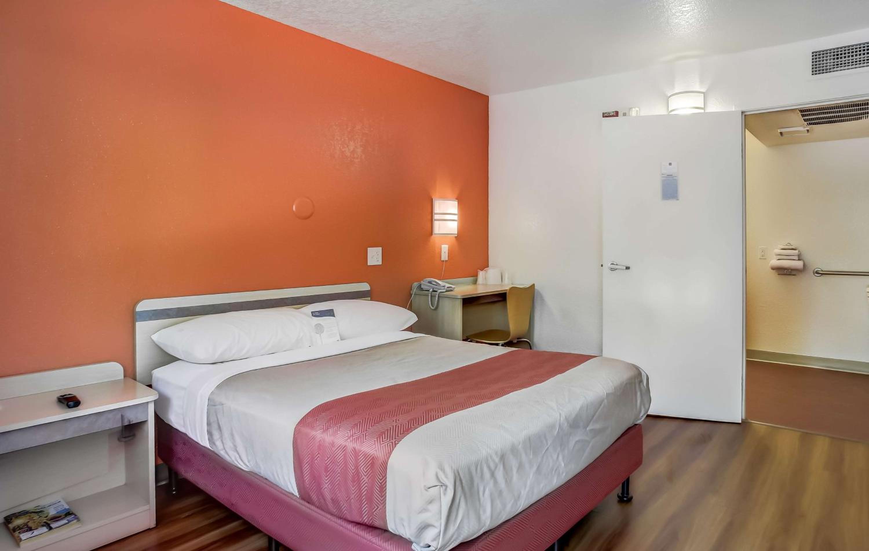 1 Queen Bed | Micfridge photo 1