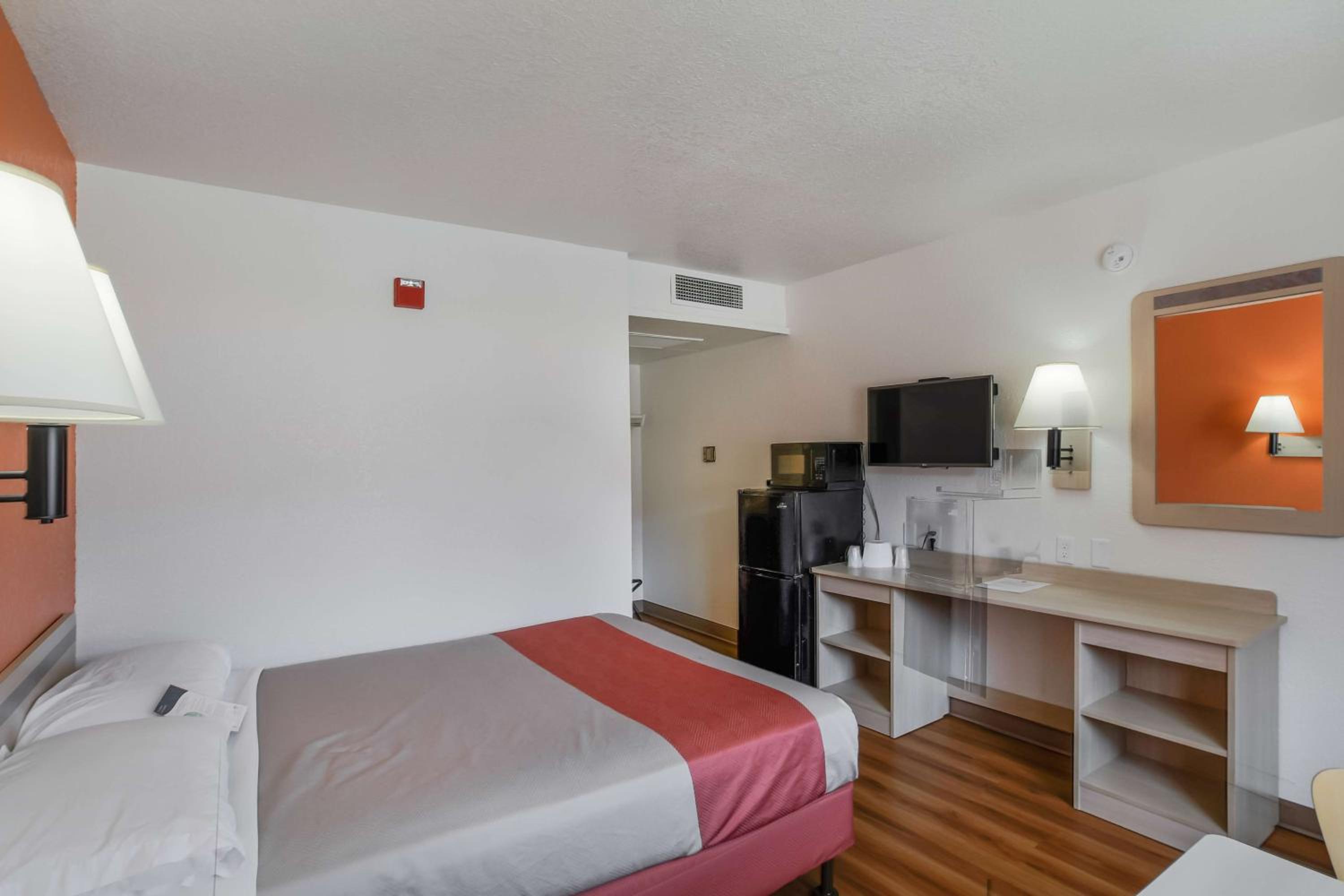 1 Full Bed | ADA/Tub photo 2