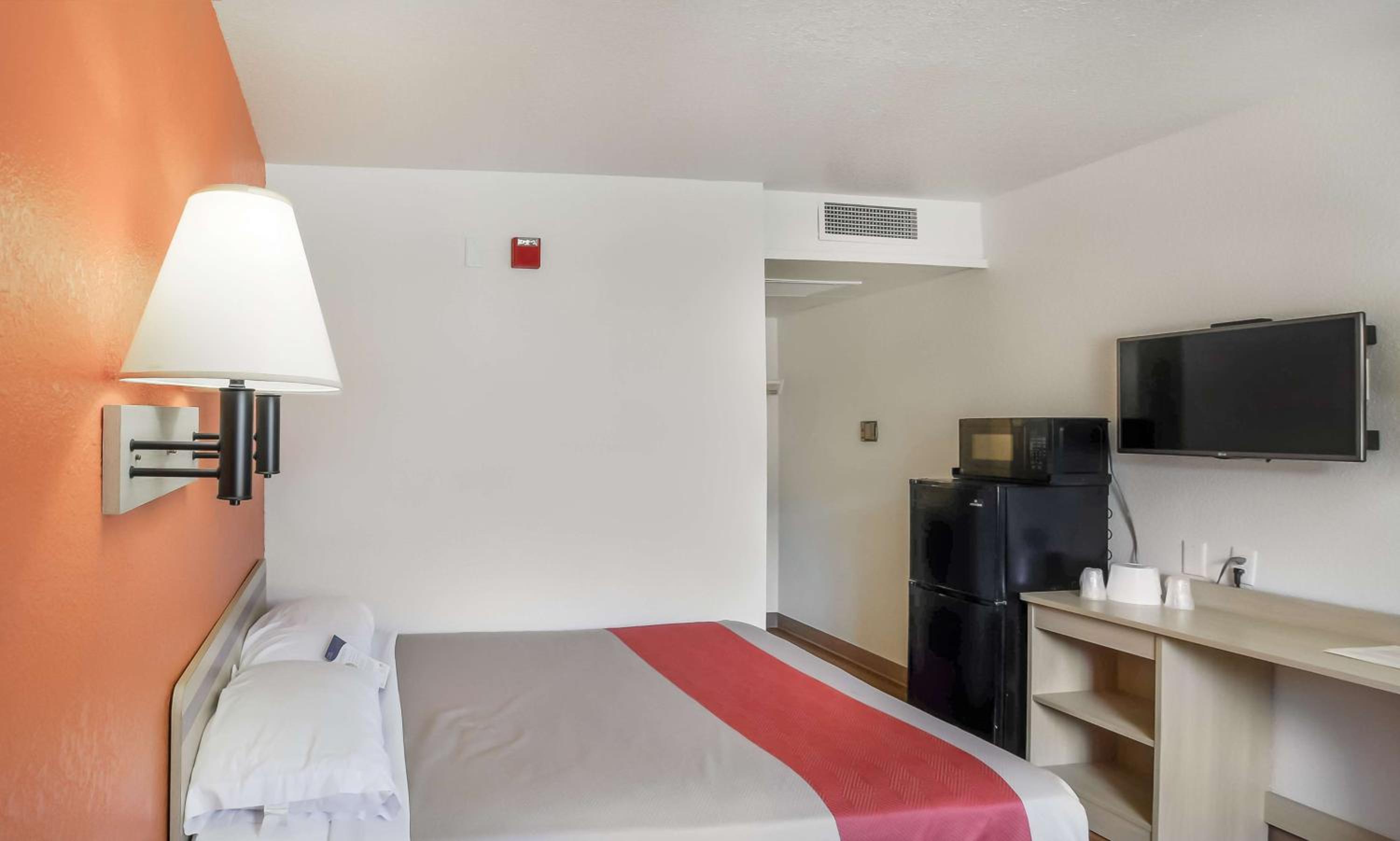 1 Queen Bed | Micfridge photo 2
