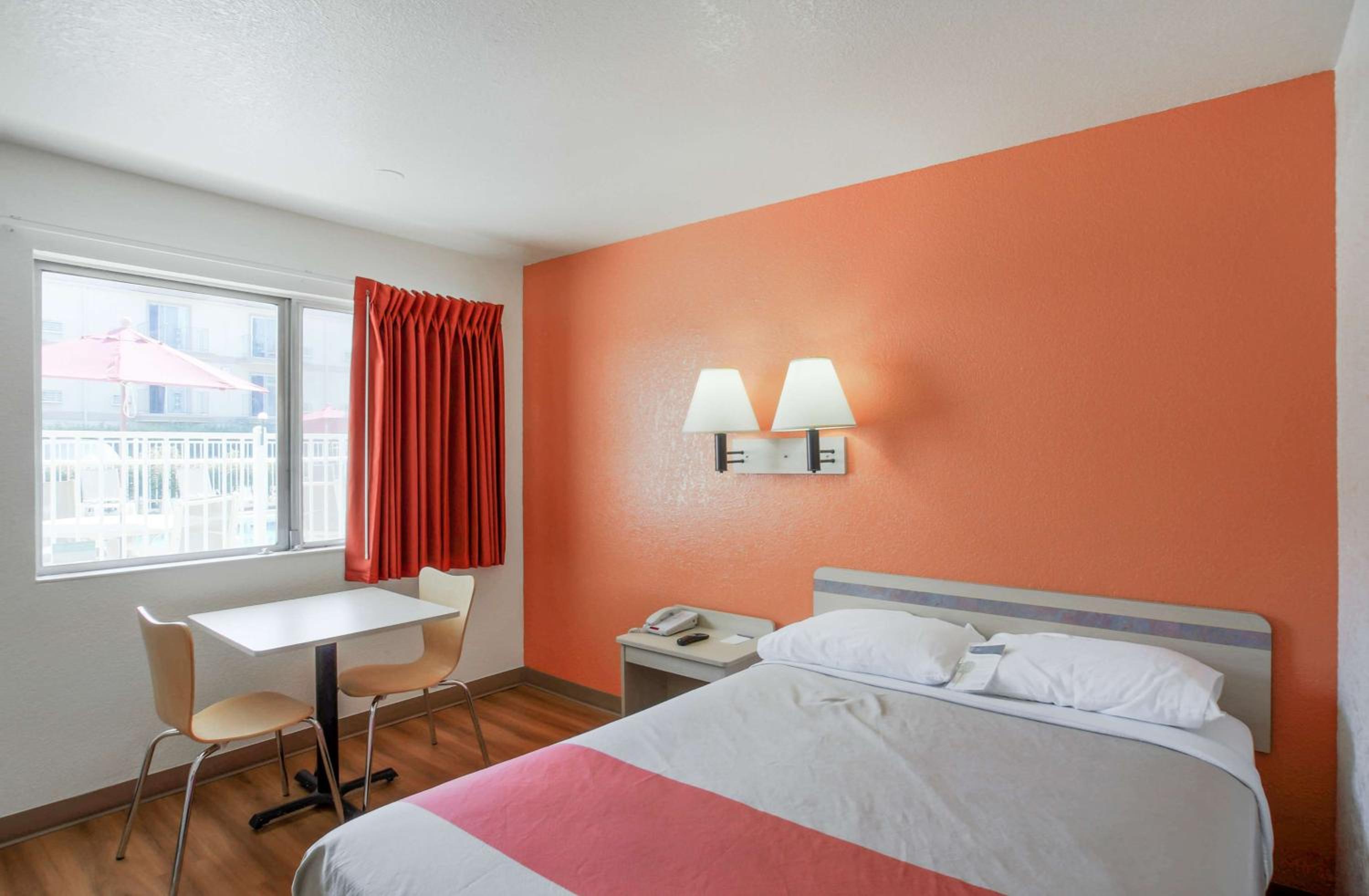 1 Queen Bed | Micfridge photo 3