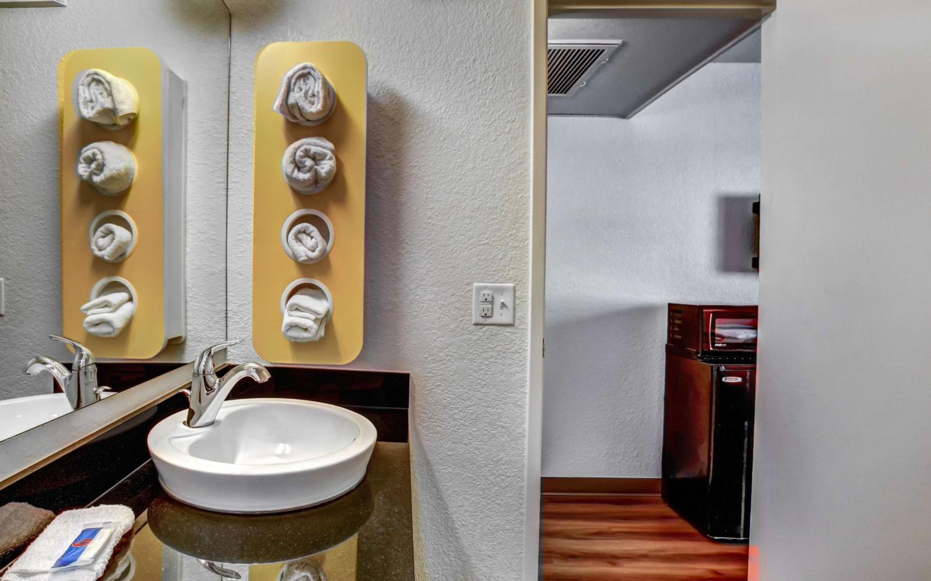 2 Full Beds | Micfridge photo 2
