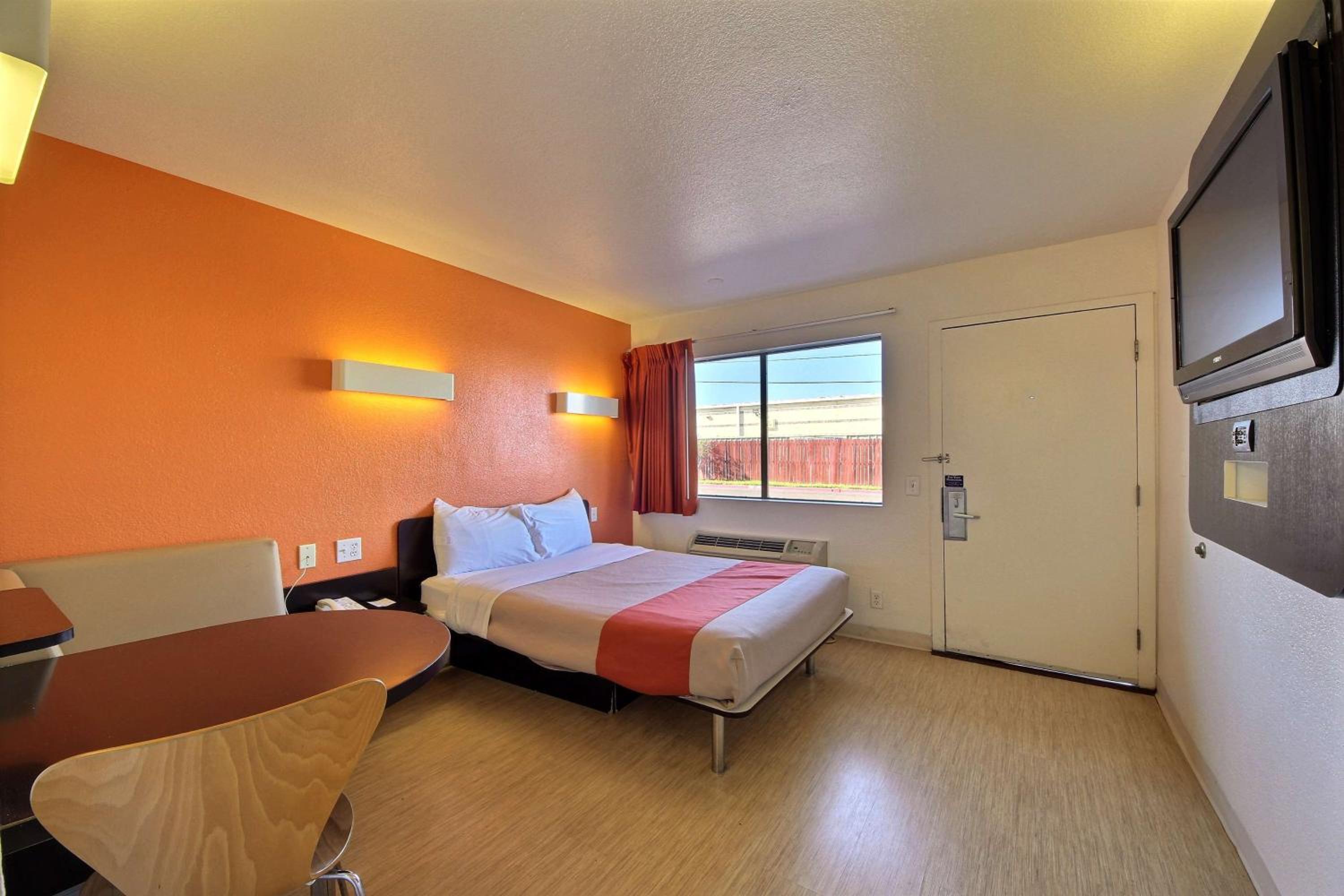 Queen Room photo 1