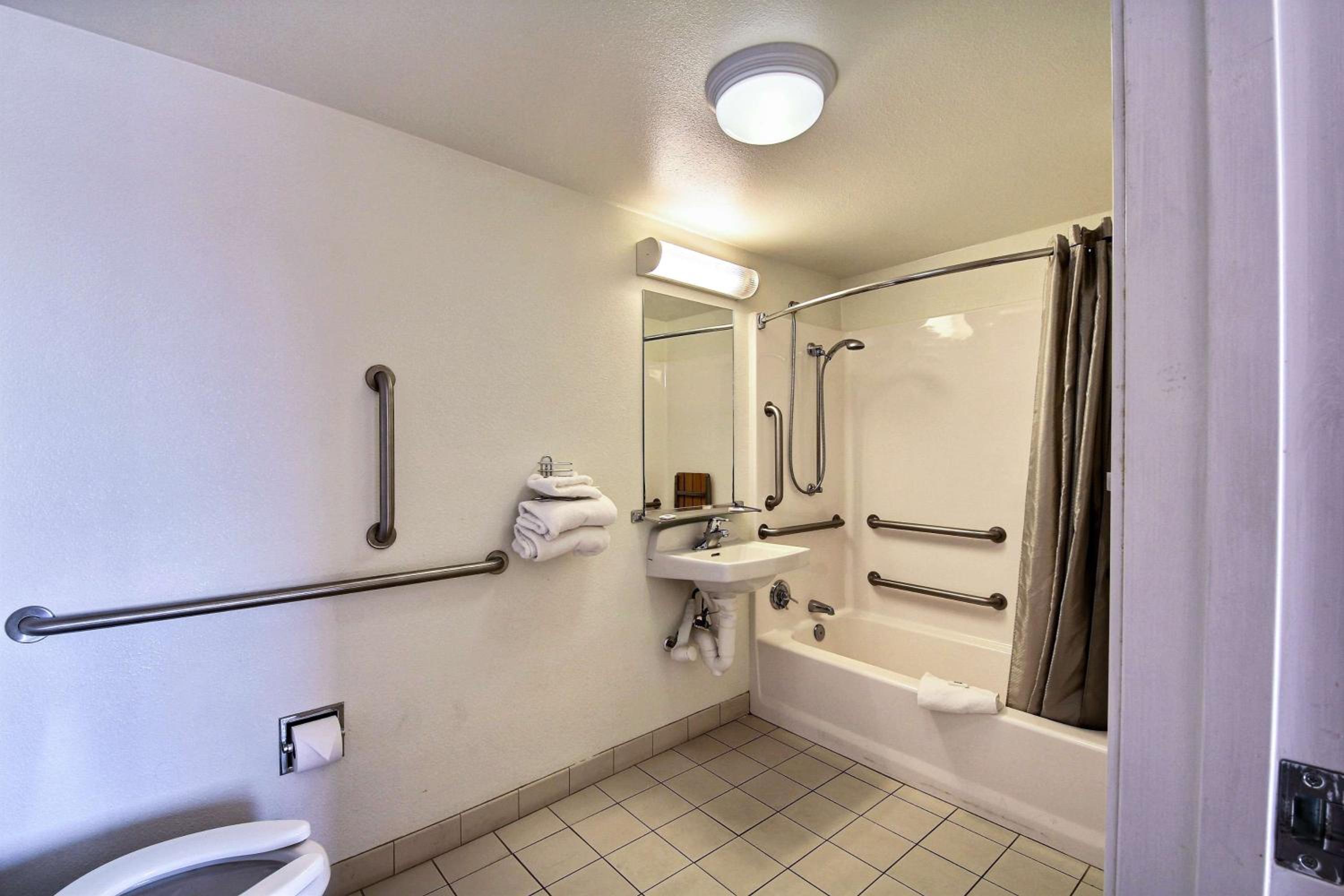 Deluxe Queen Room - Non-Smoking photo 1