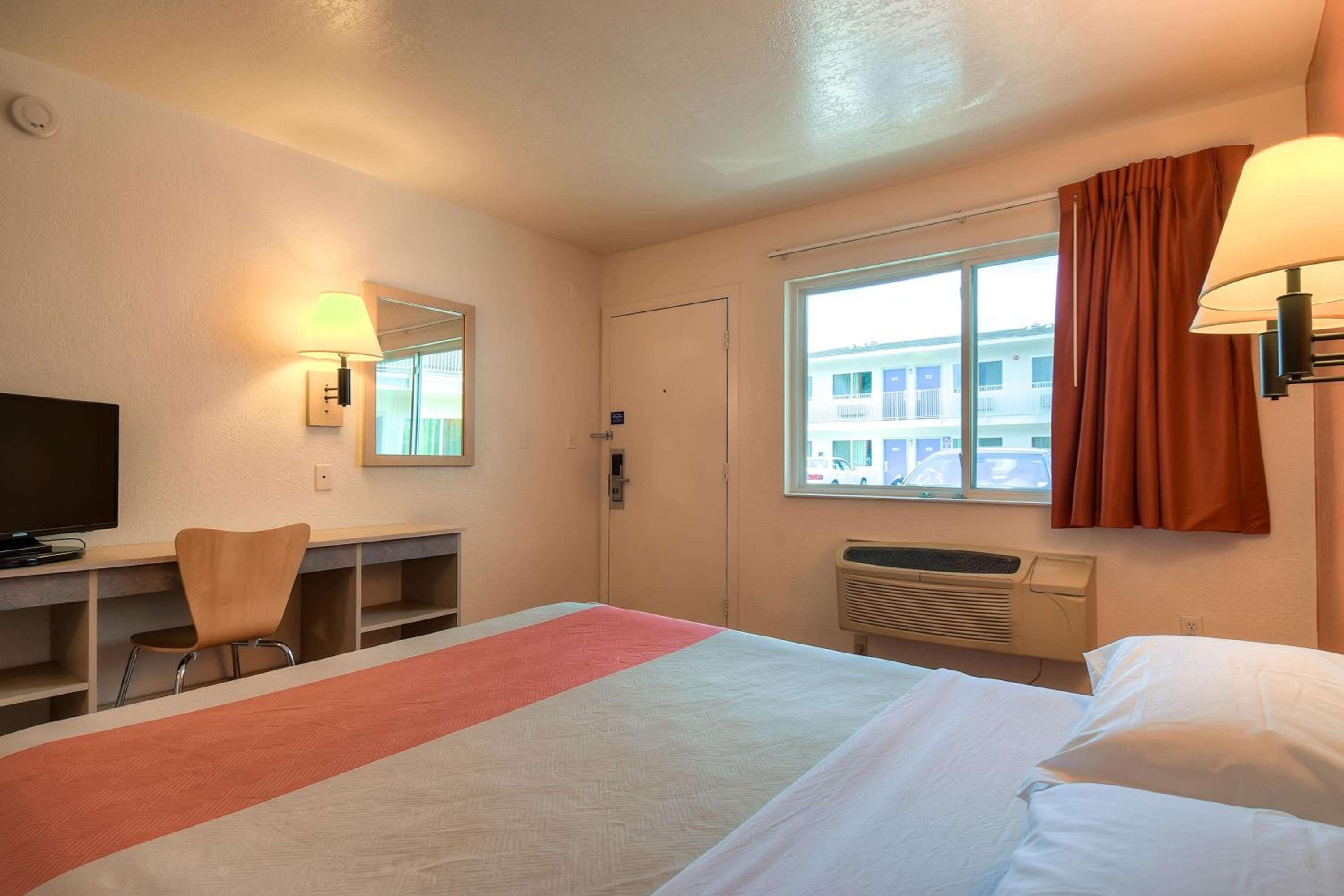 1 Queen Bed |Near Long Beach Airport