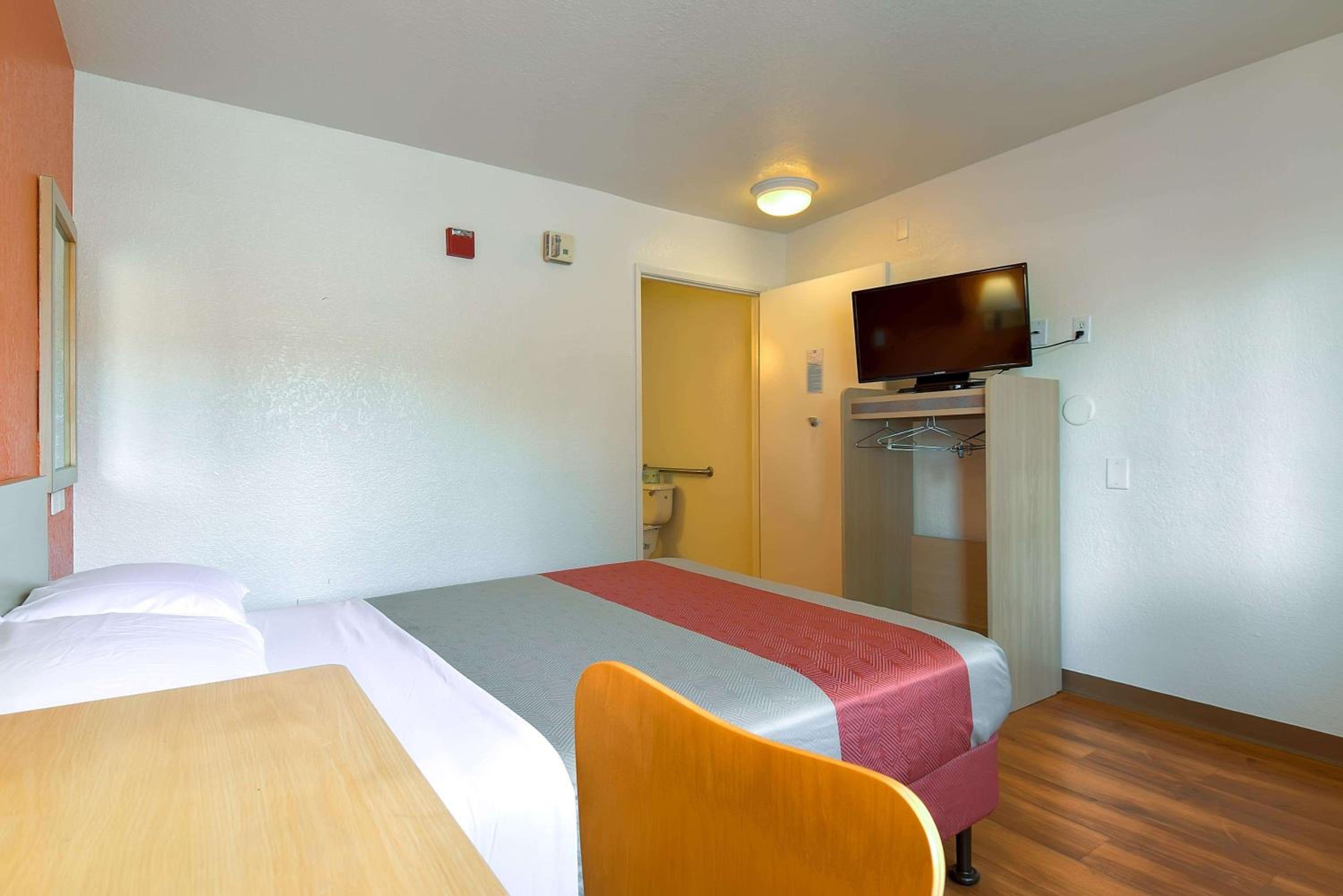 1 Queen Bed | Mini Fridge |Free Parking
