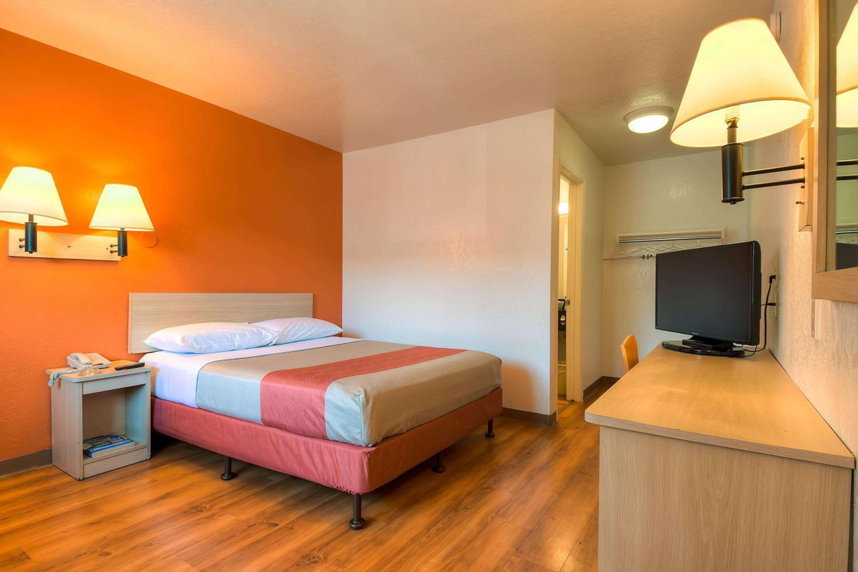 1 Queen Bed | Extended Suite