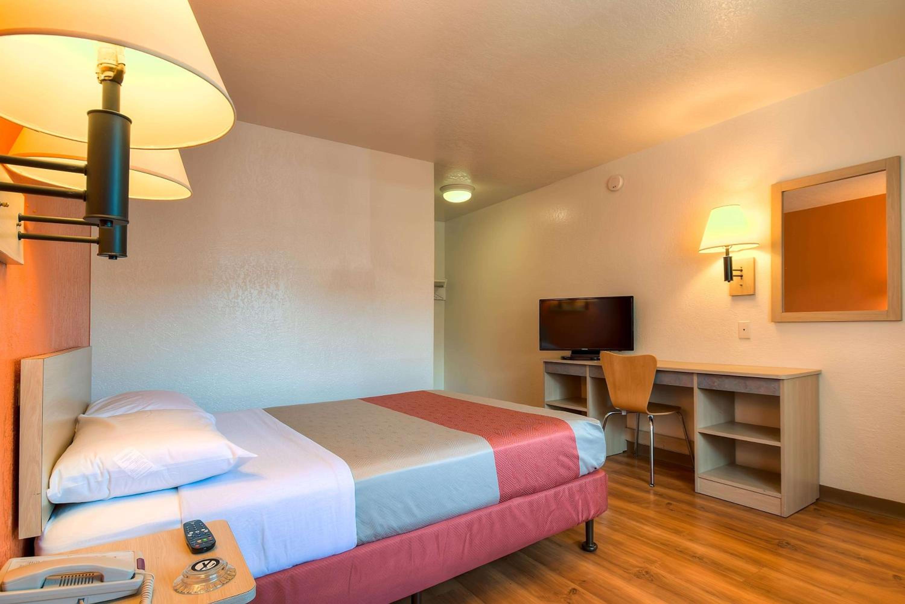 1 Queen Bed | Micfridge | Free Parking