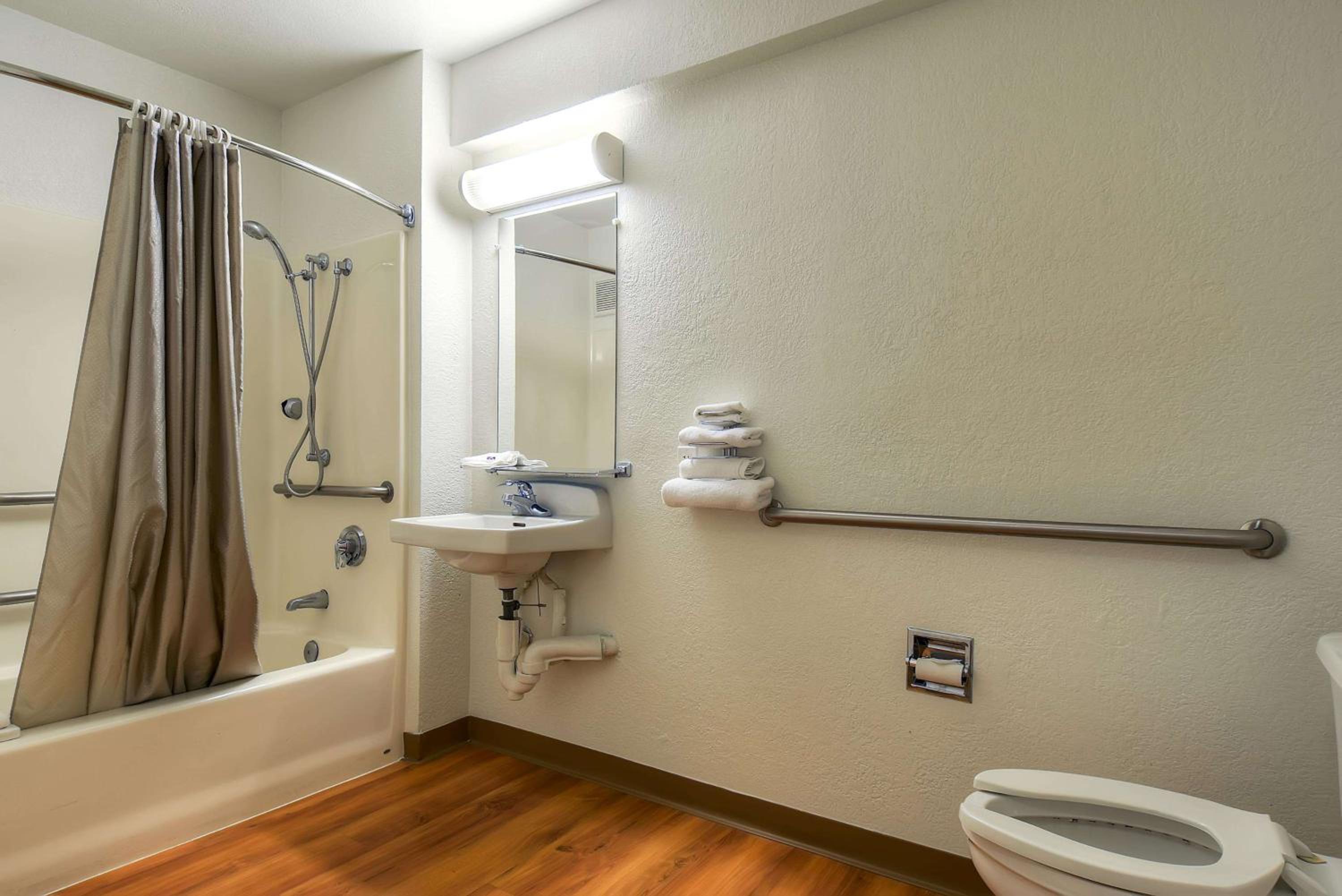 1 Queen Bed | ADA/Tub