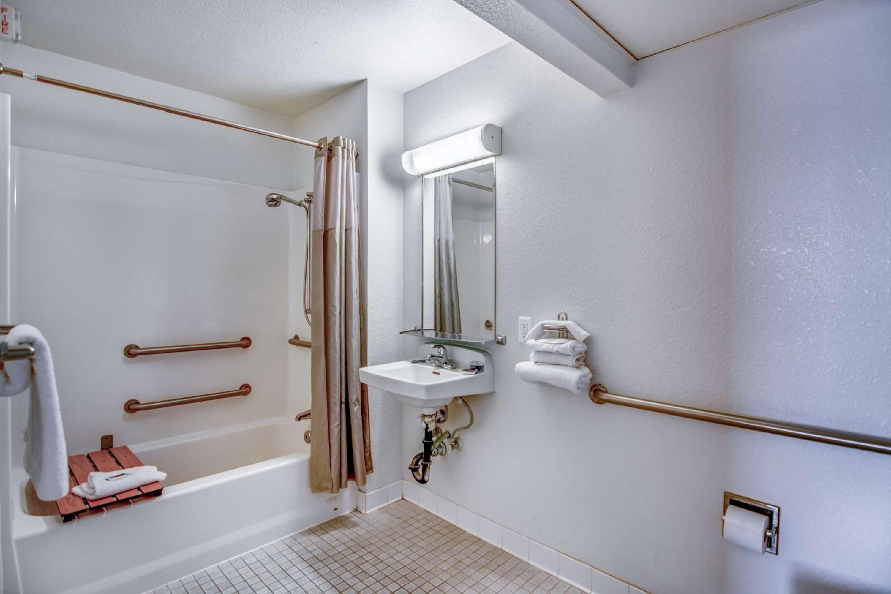 King Room - Non-Smoking photo 2