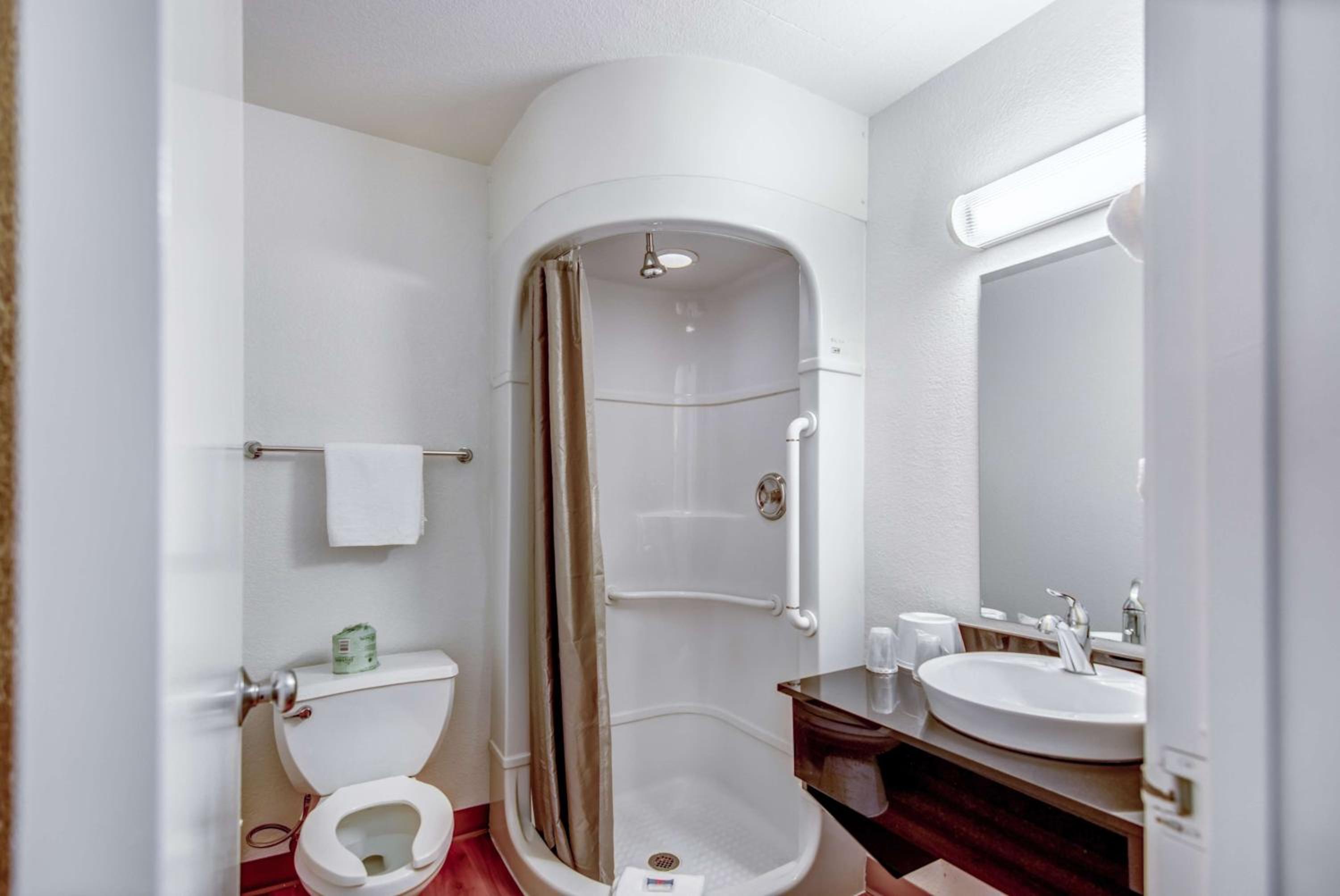 Queen Room with Roll-In Shower - Mobility/Hearing Accessible - Non-Smoking photo 3