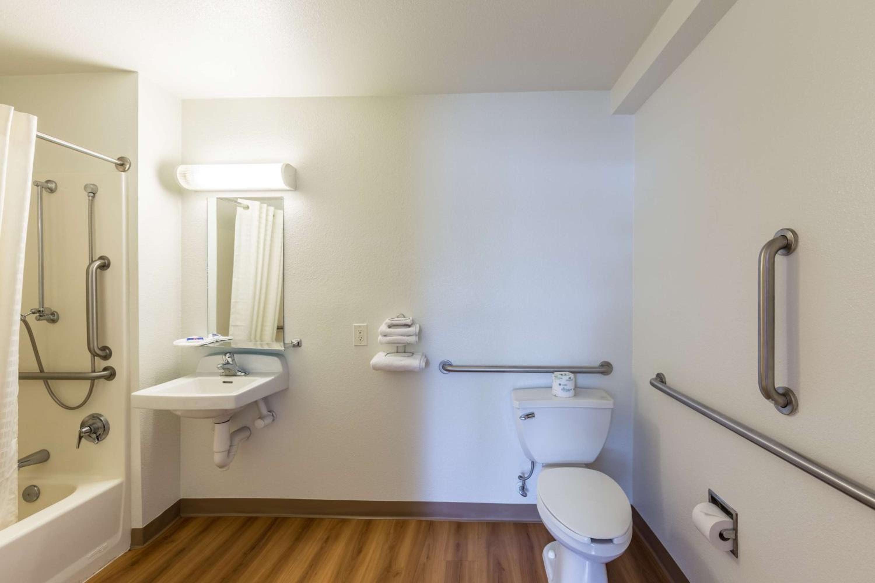 Double Room - Disability Access - Roll In Shower photo 2