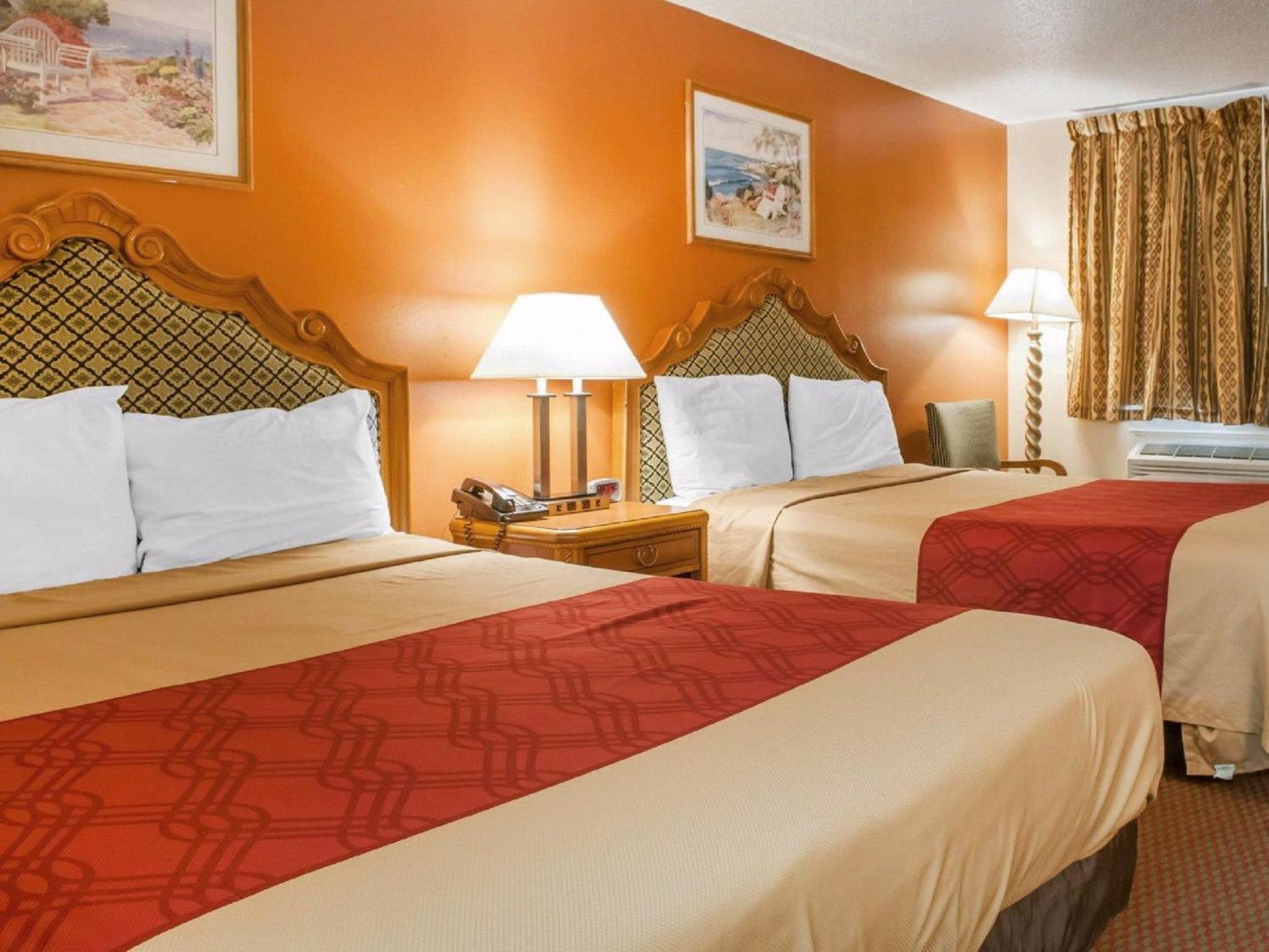 Queen Room with Two Queen Beds - Non-Smoking - Photo 5