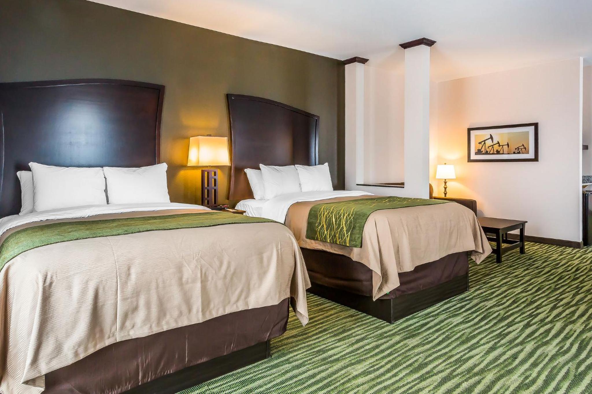 Queen Room with Two Queen Beds - Non-Smoking photo 2