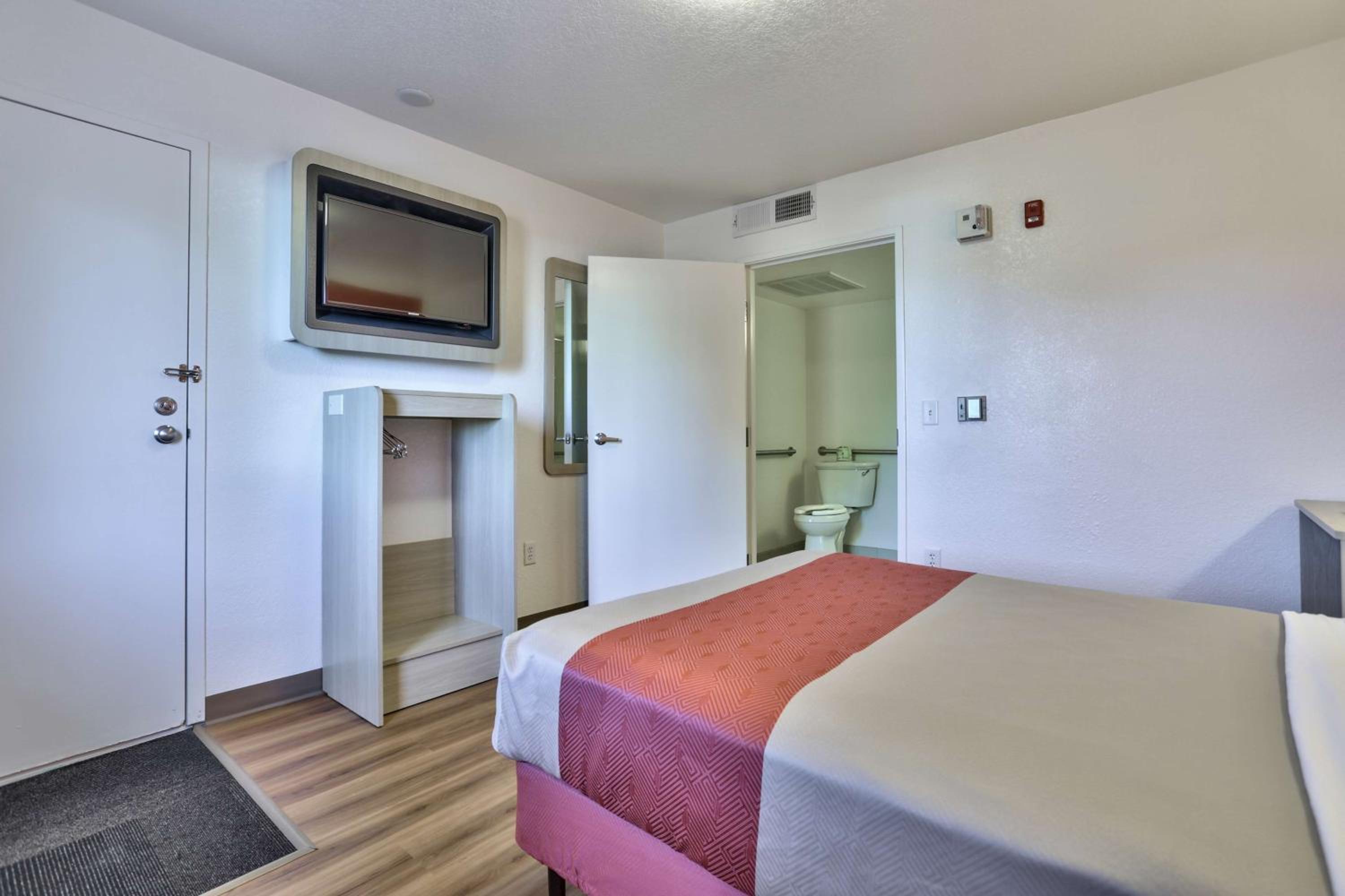 Queen Room - Disability Access, photo 7