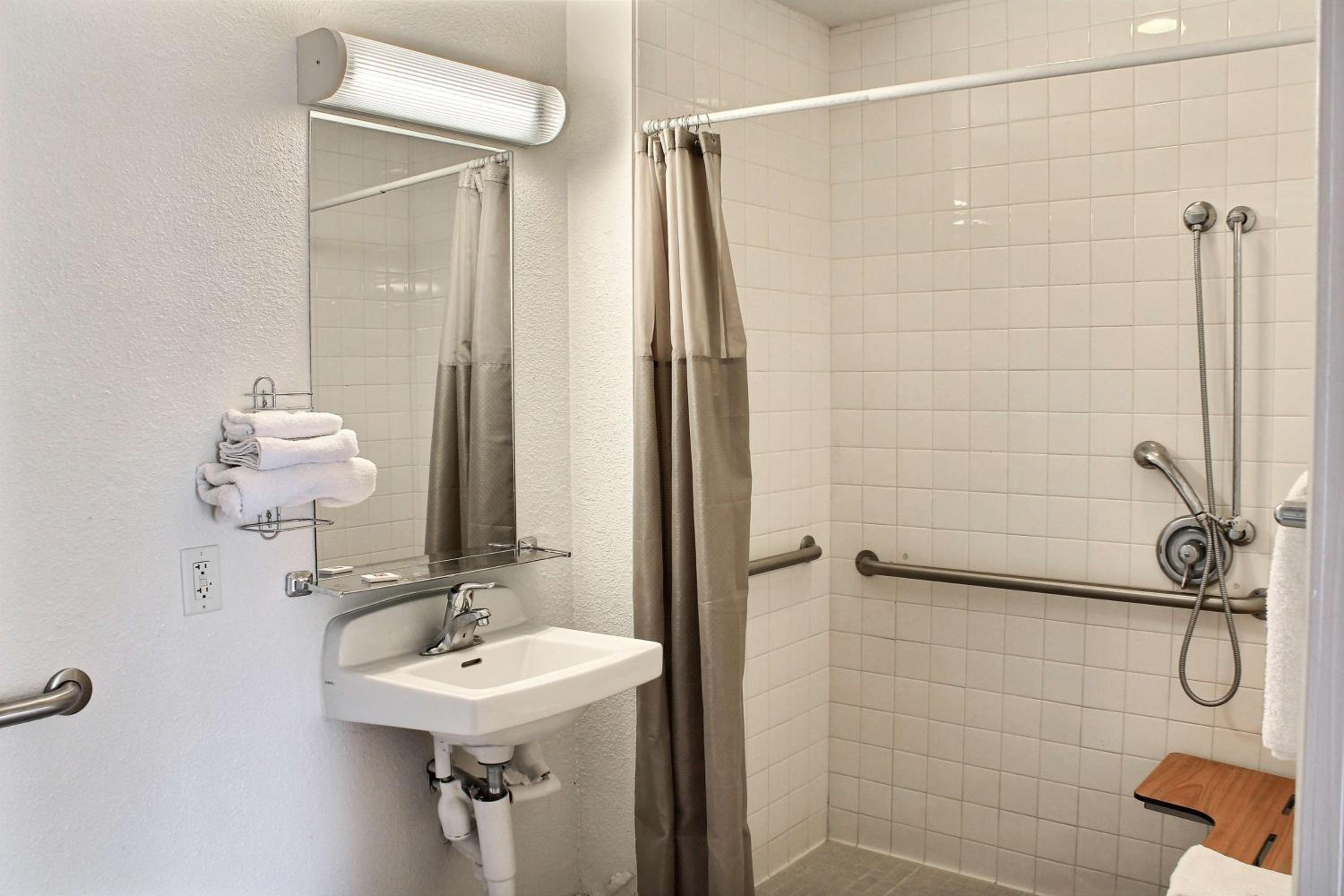 Double Room - Disability Access - Roll In Shower