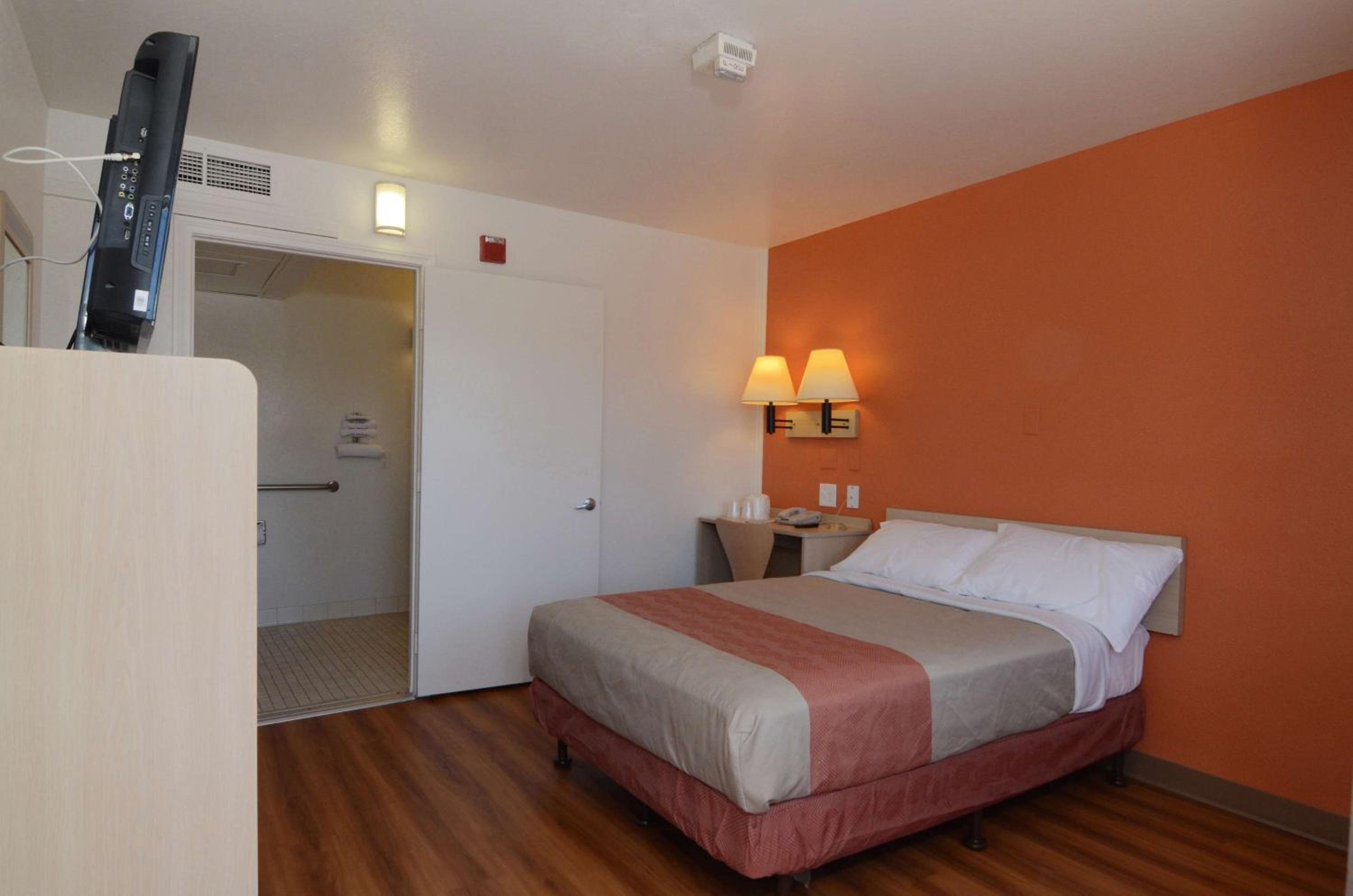Double Room - Disability Access - Roll In Shower photo 1