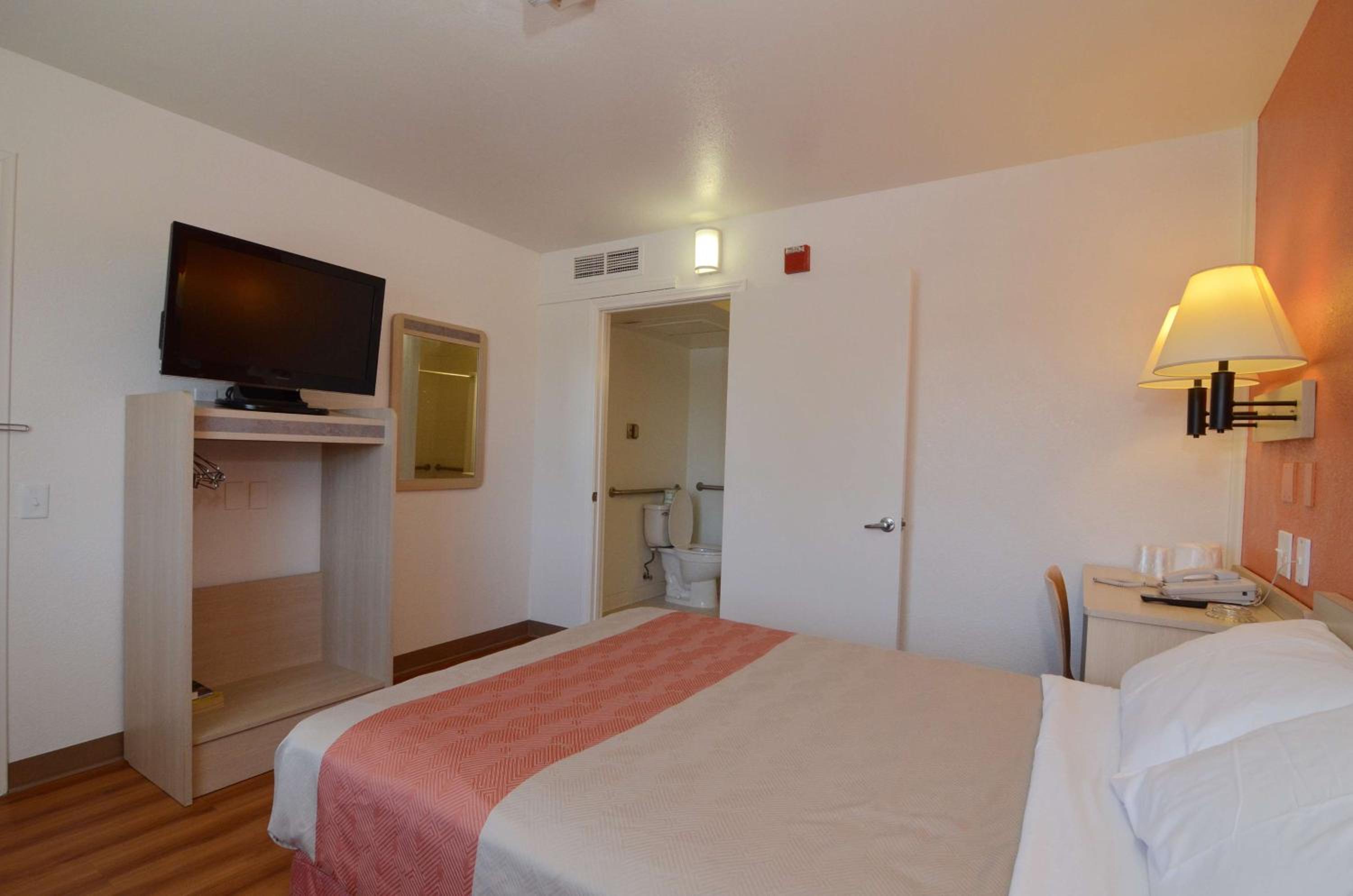 Double Room - Disability Access - Roll In Shower photo 3