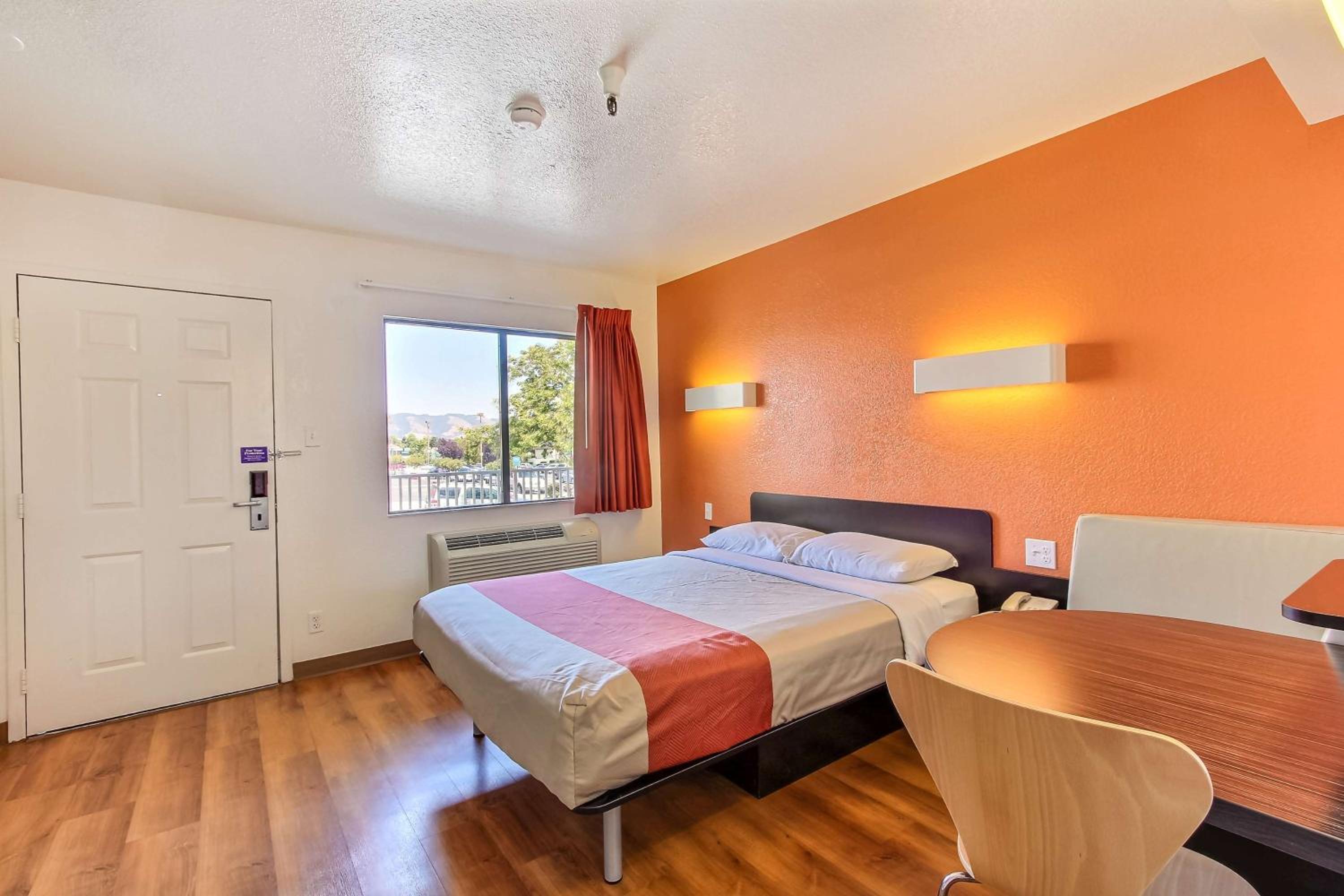 Queen Room photo 1