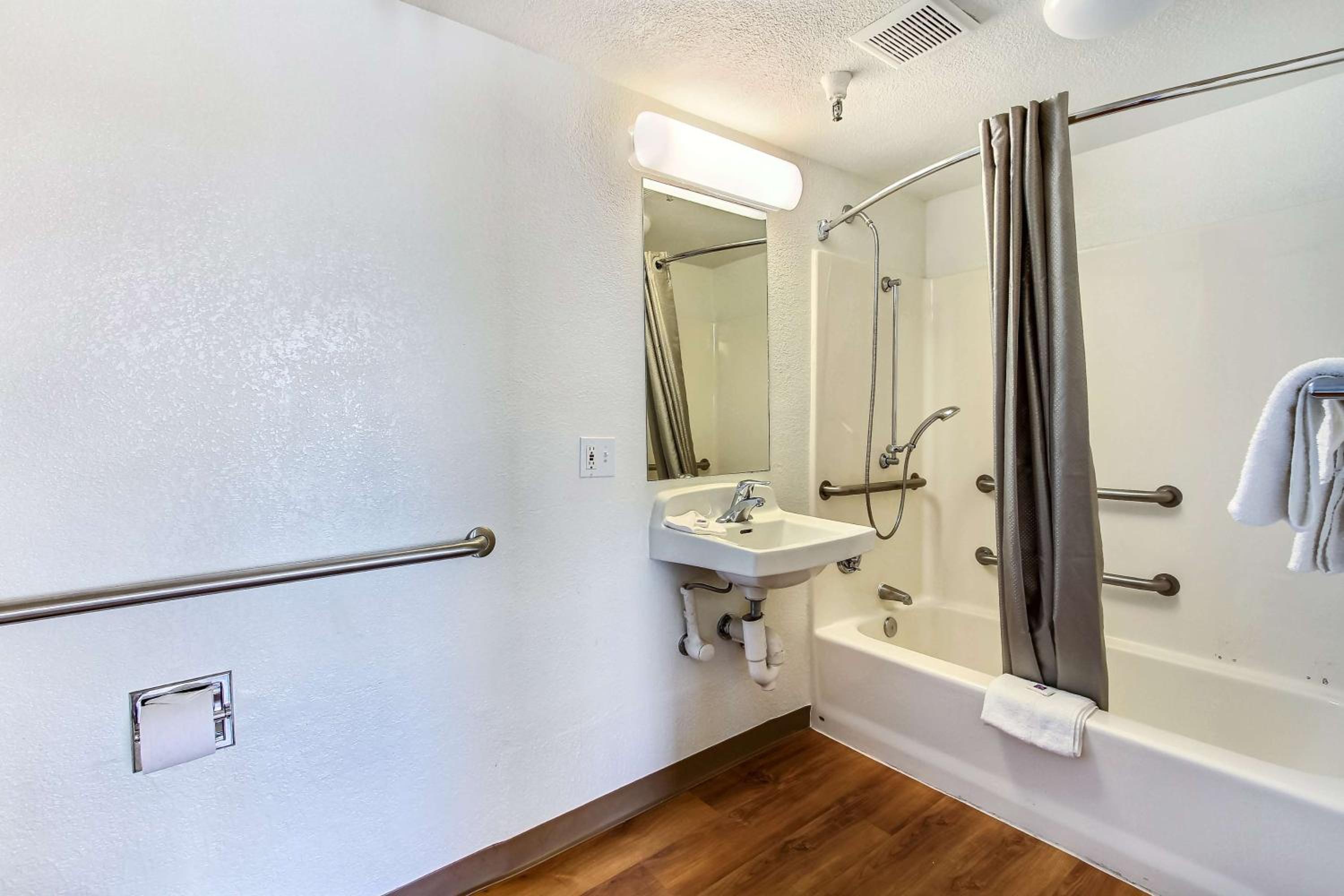 Queen Room - Disability Access - Roll in Shower photo 3