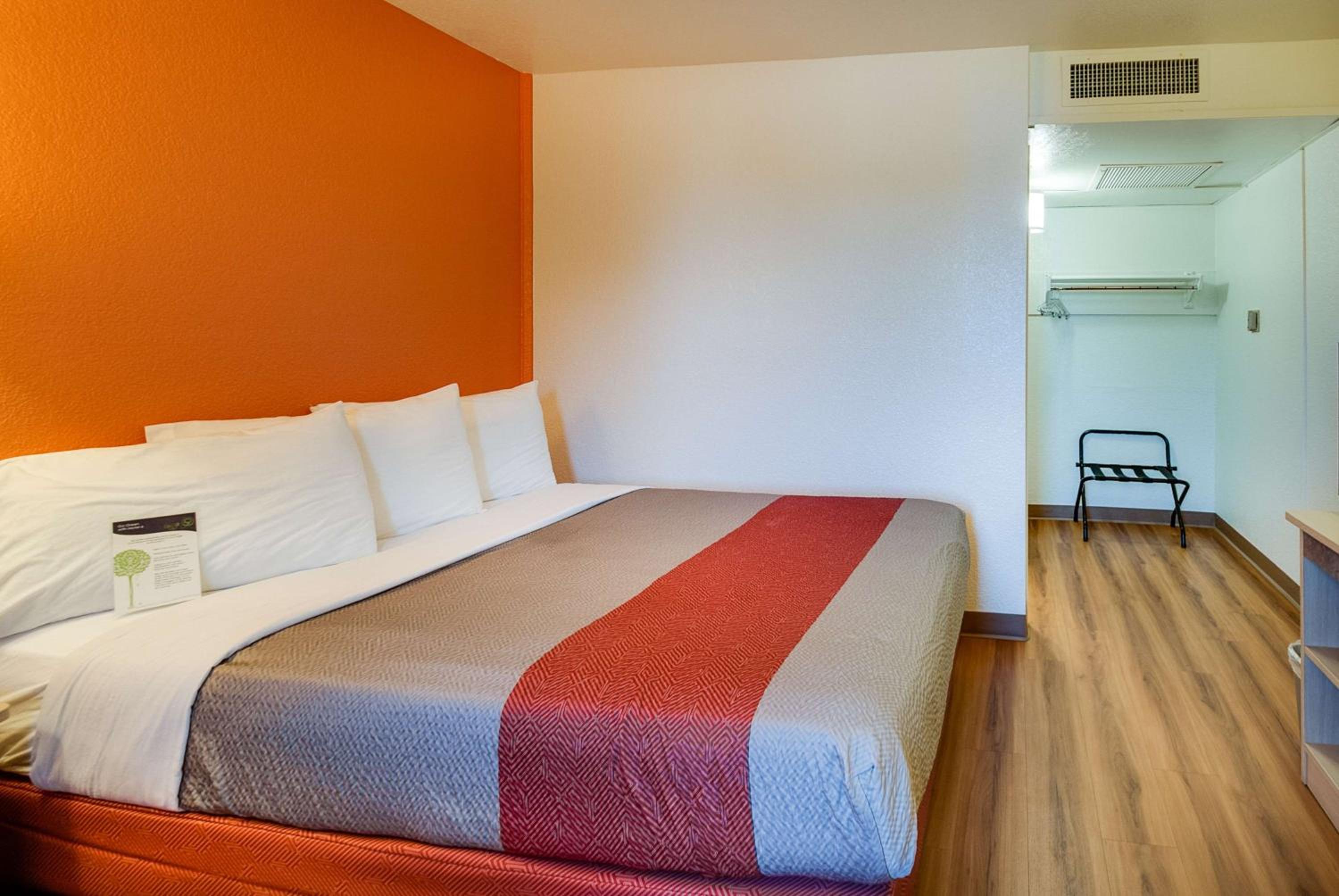 Queen Room - Disability Access - Roll in Shower