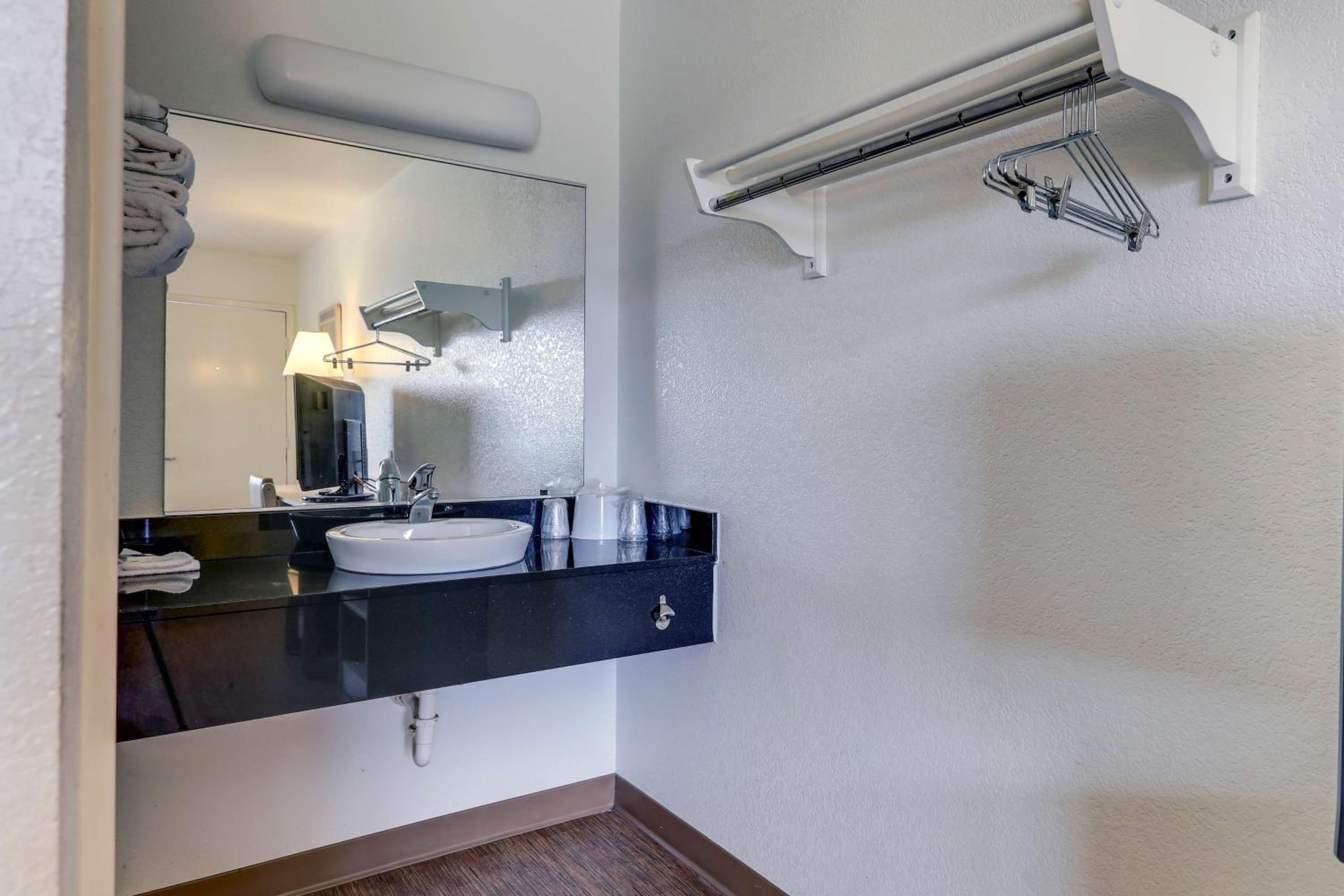 Standard Kitchen Room with– One Queen Bed photo 3