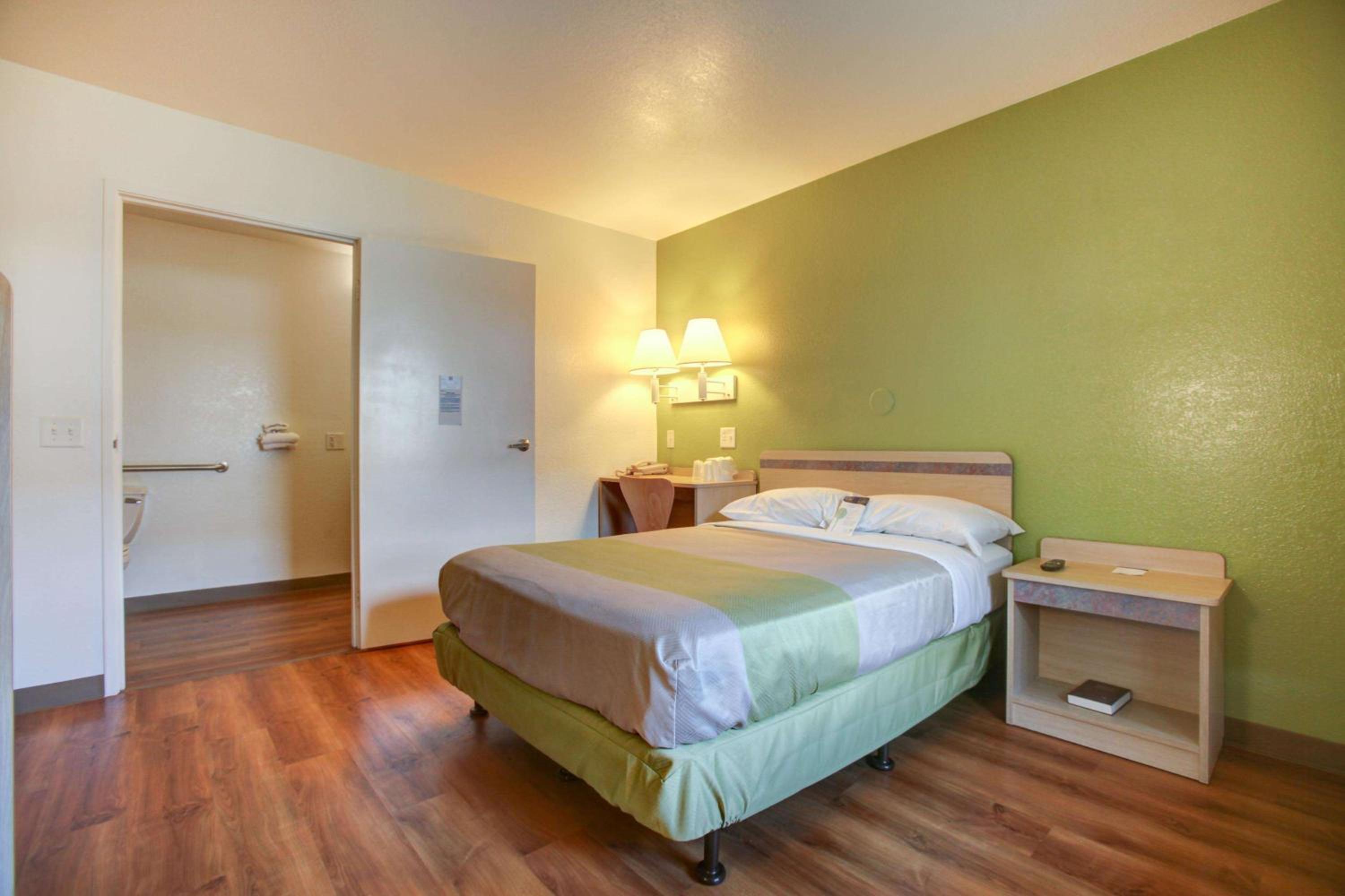 Double Room - Disability Access - Roll In Shower photo 3