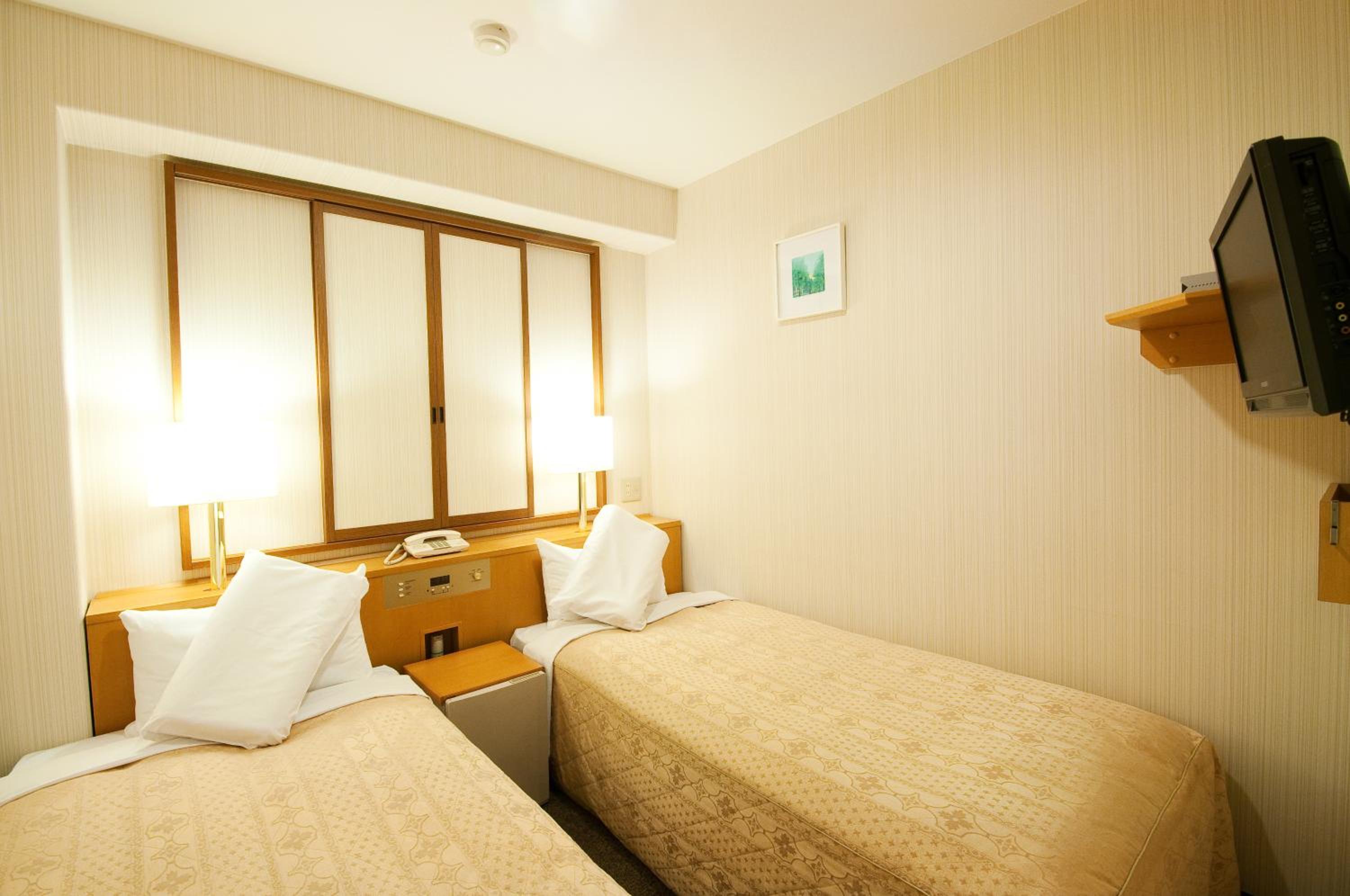 Economy Twin Room - Photo 6
