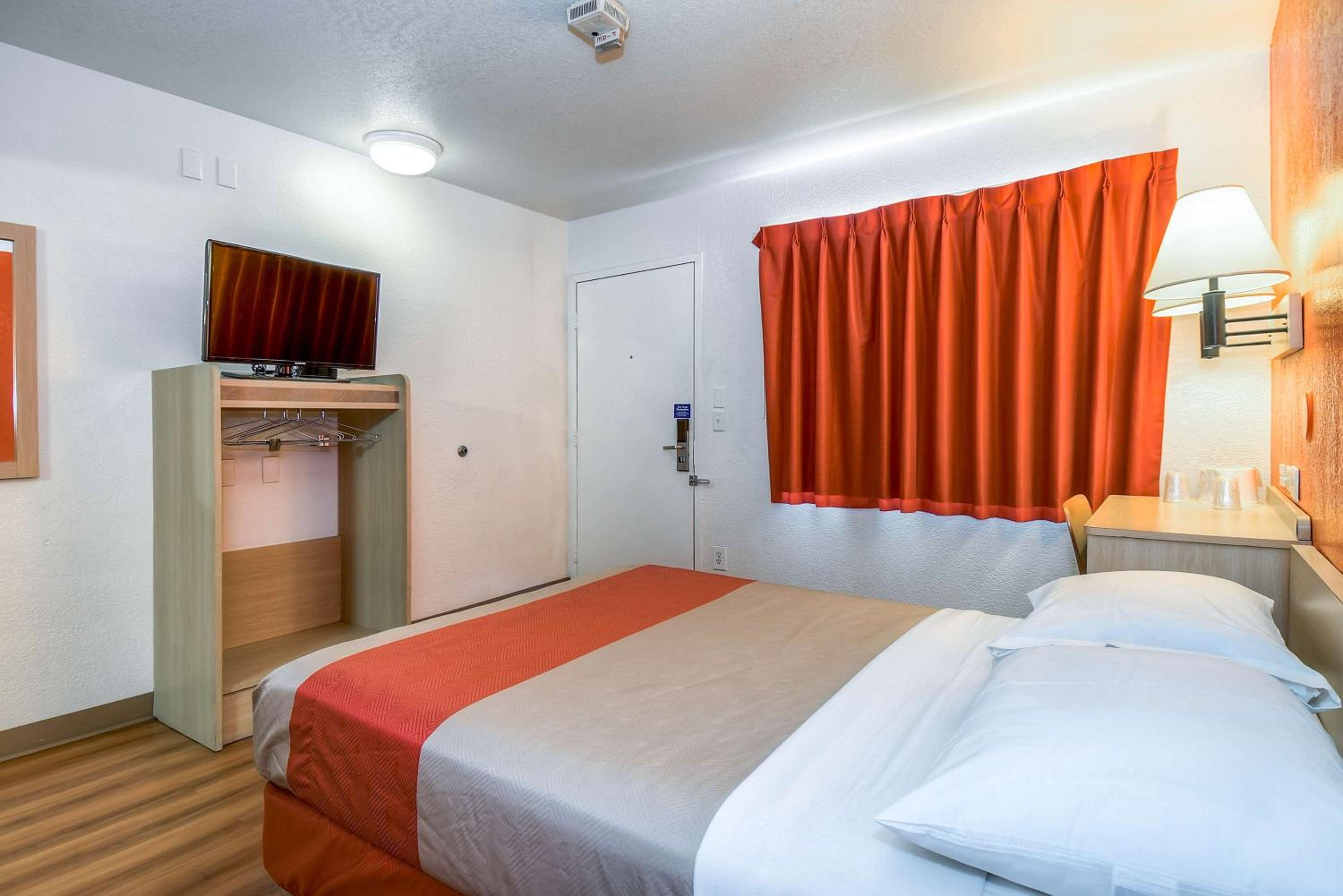Standard Queen Room photo 3