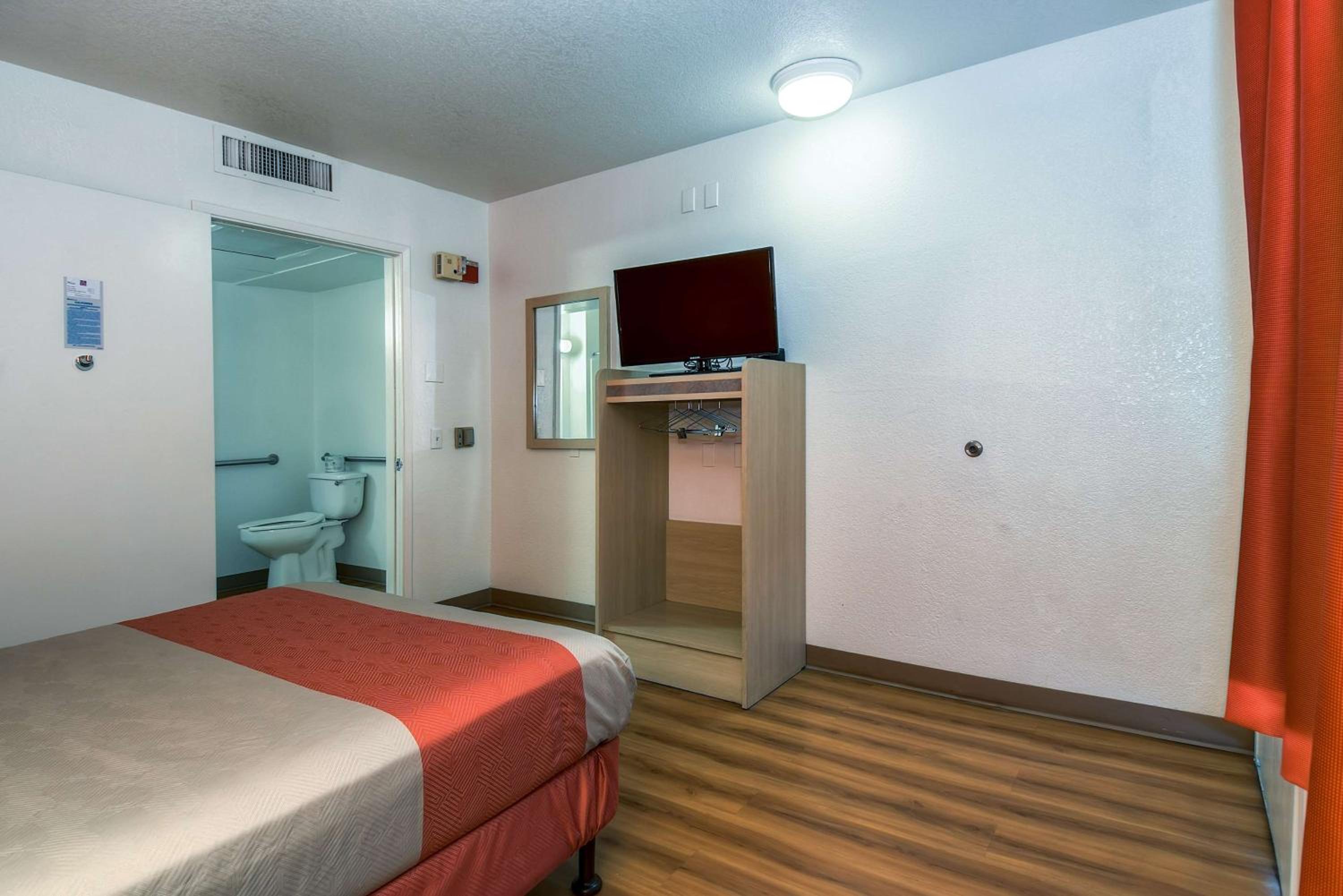 Double Room - Disability Access - Non-Smoking photo 2