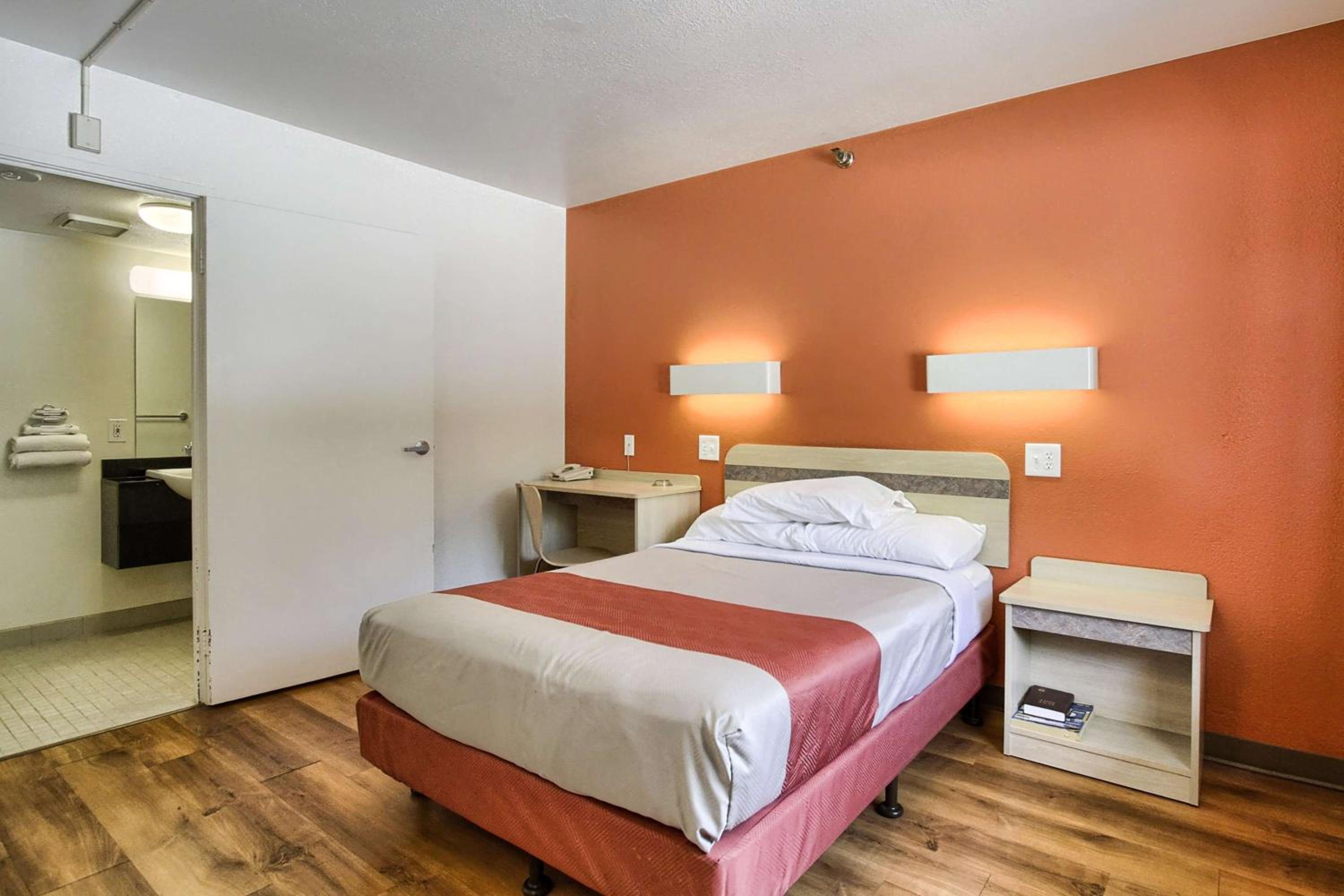 Queen Room - Disability Access - Non-Smoking photo 3
