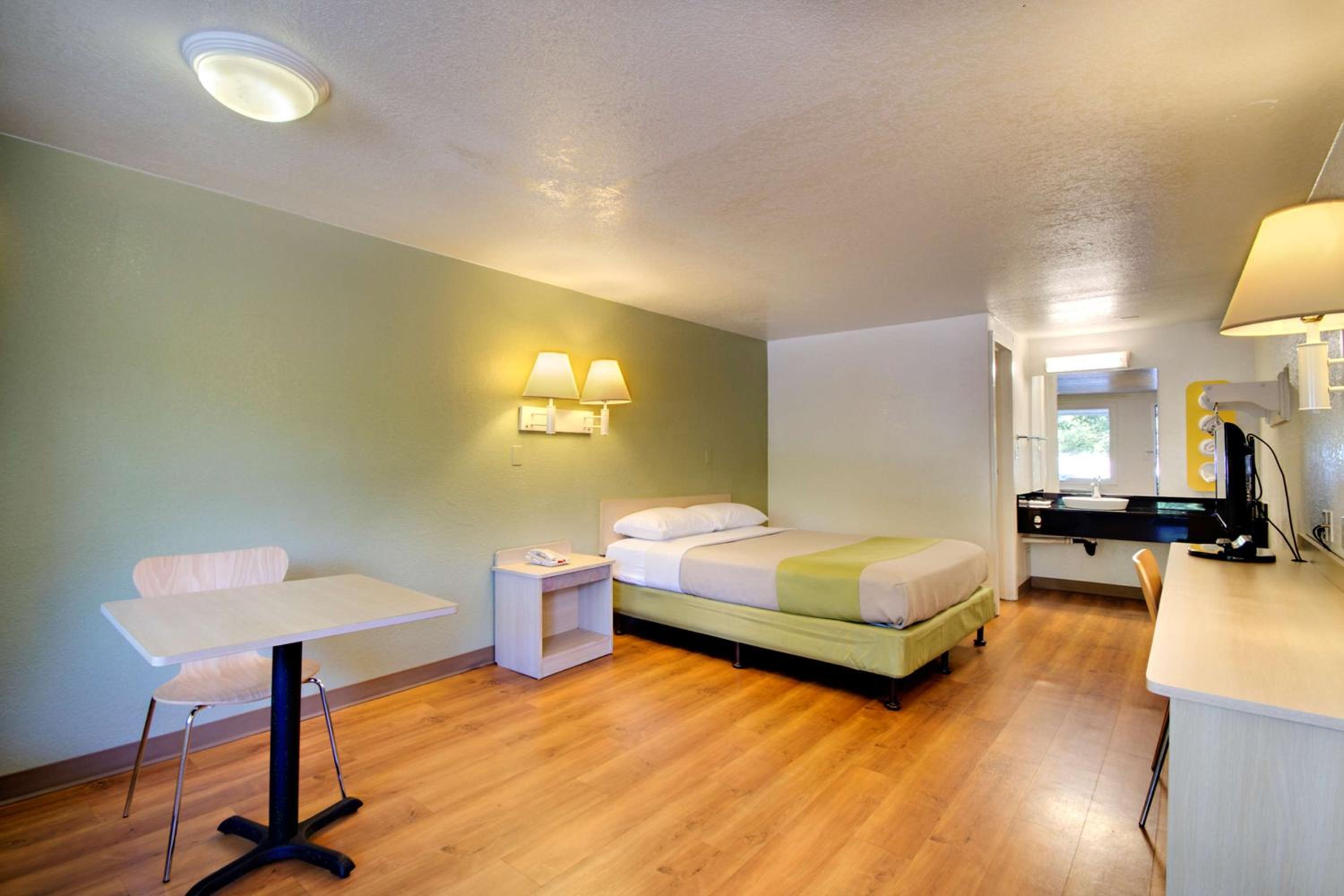 Queen Room - Non-Smoking photo 1