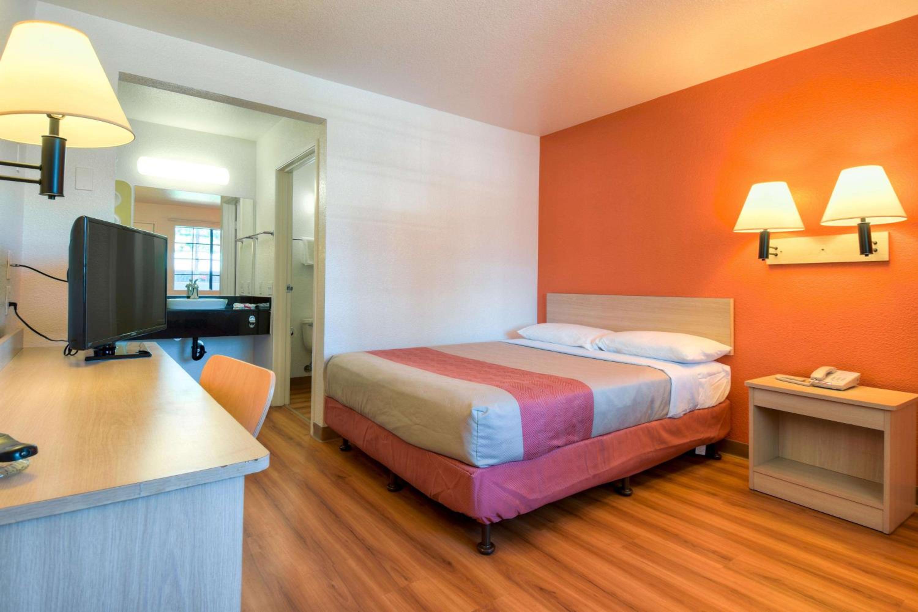 1 Full Bed | ADA/Tub| Free Parking