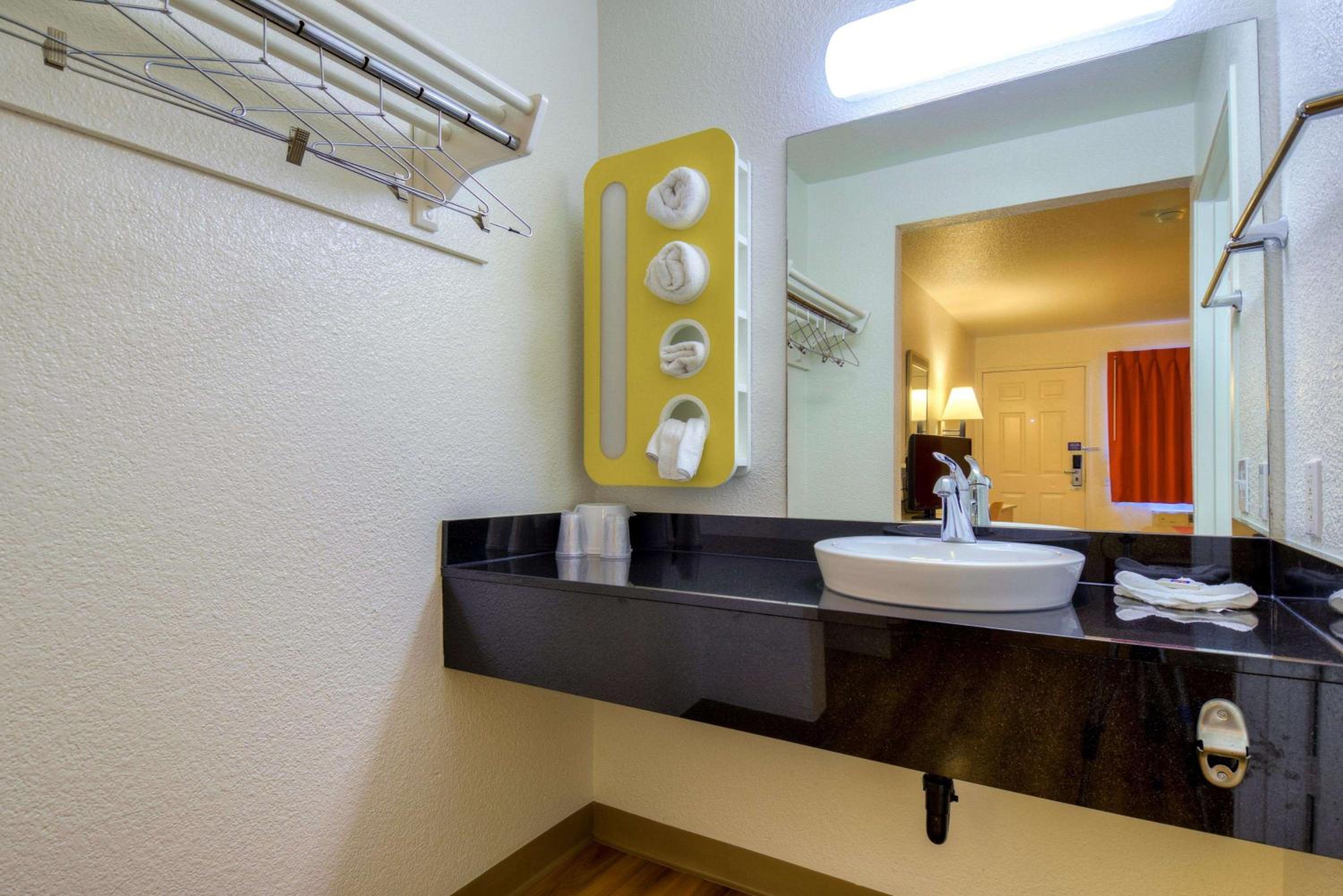 1 Queen Bed |Free Parking
