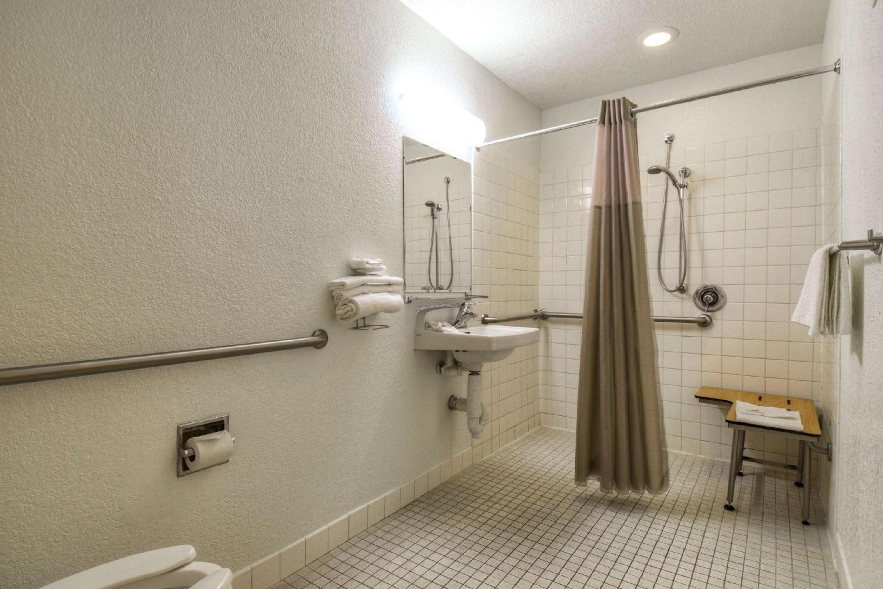 1 Full Bed | ADA/Tub/Fridge | Free Parking