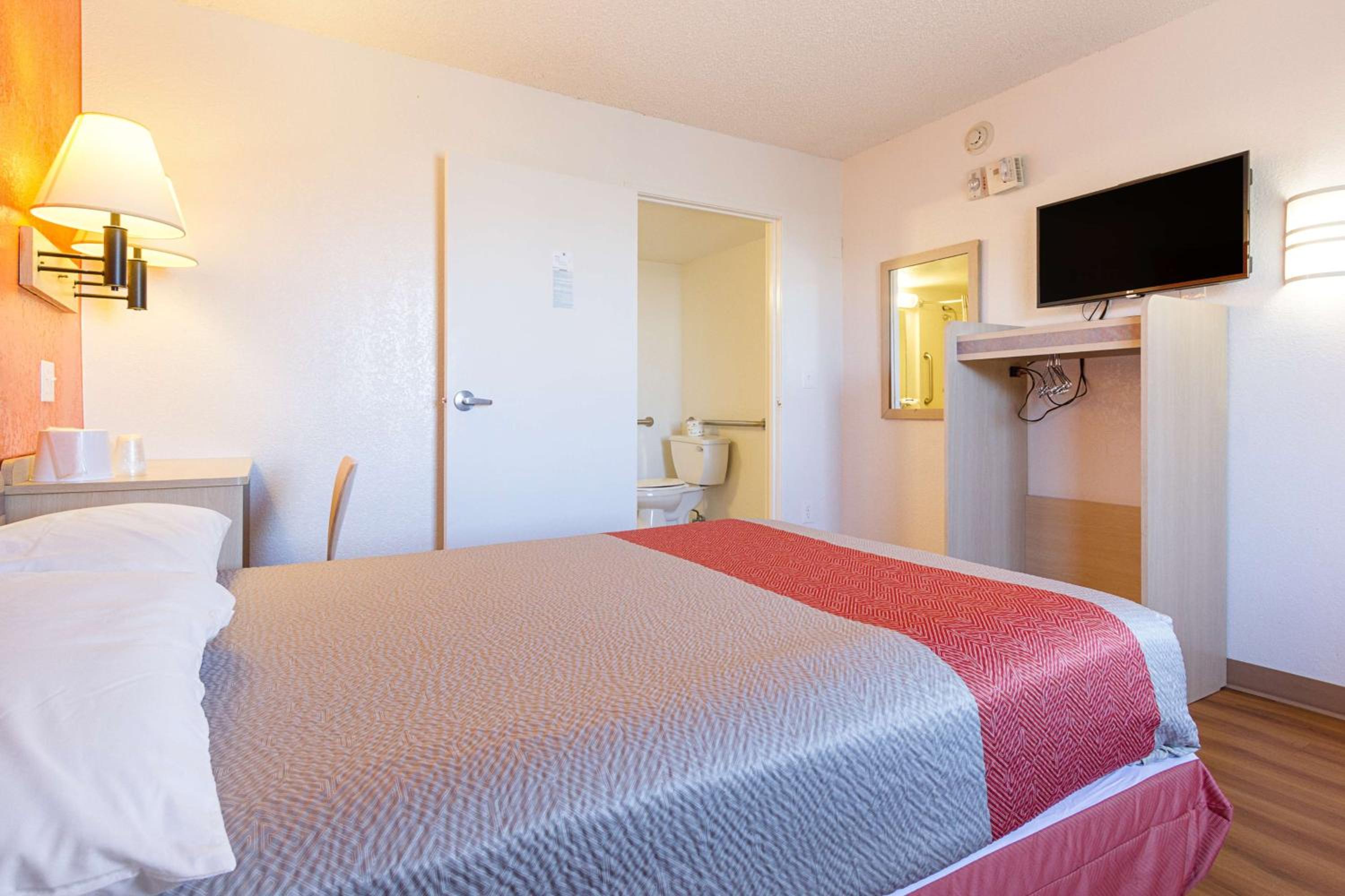 Double Room - Disability Access - Roll In Shower photo 2