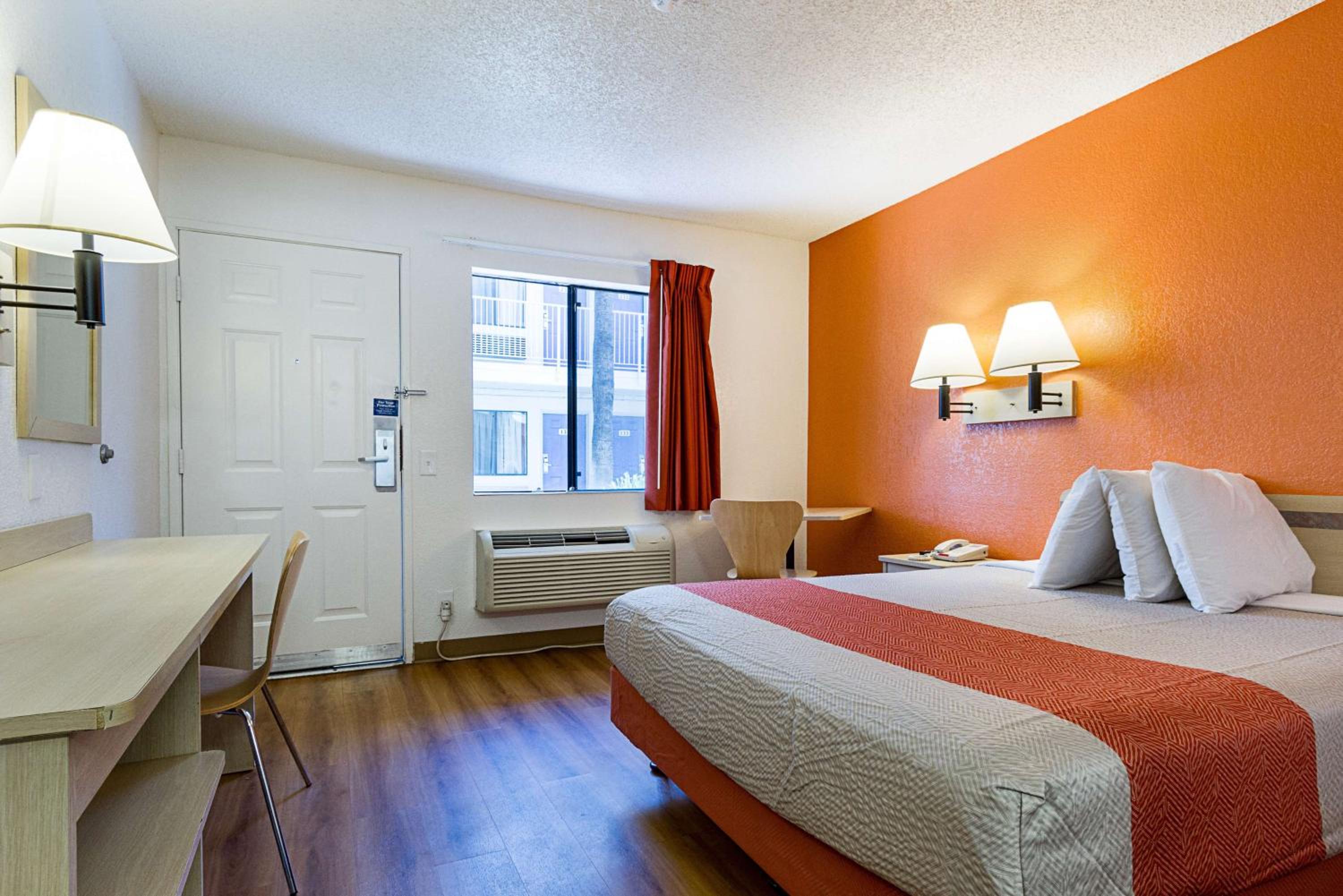 Queen Room - Disability Access photo 2
