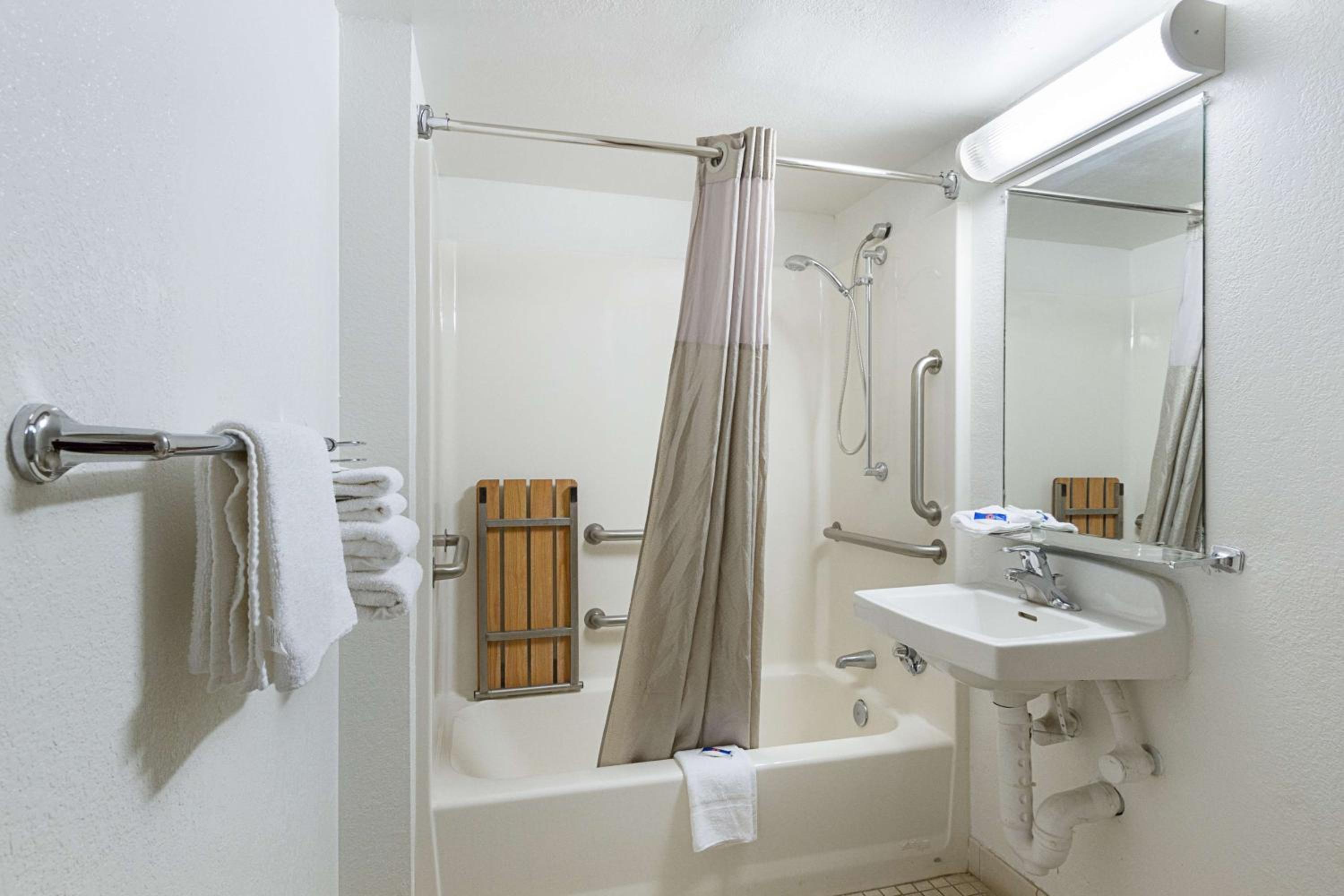 Queen Room - Disability Access photo 3