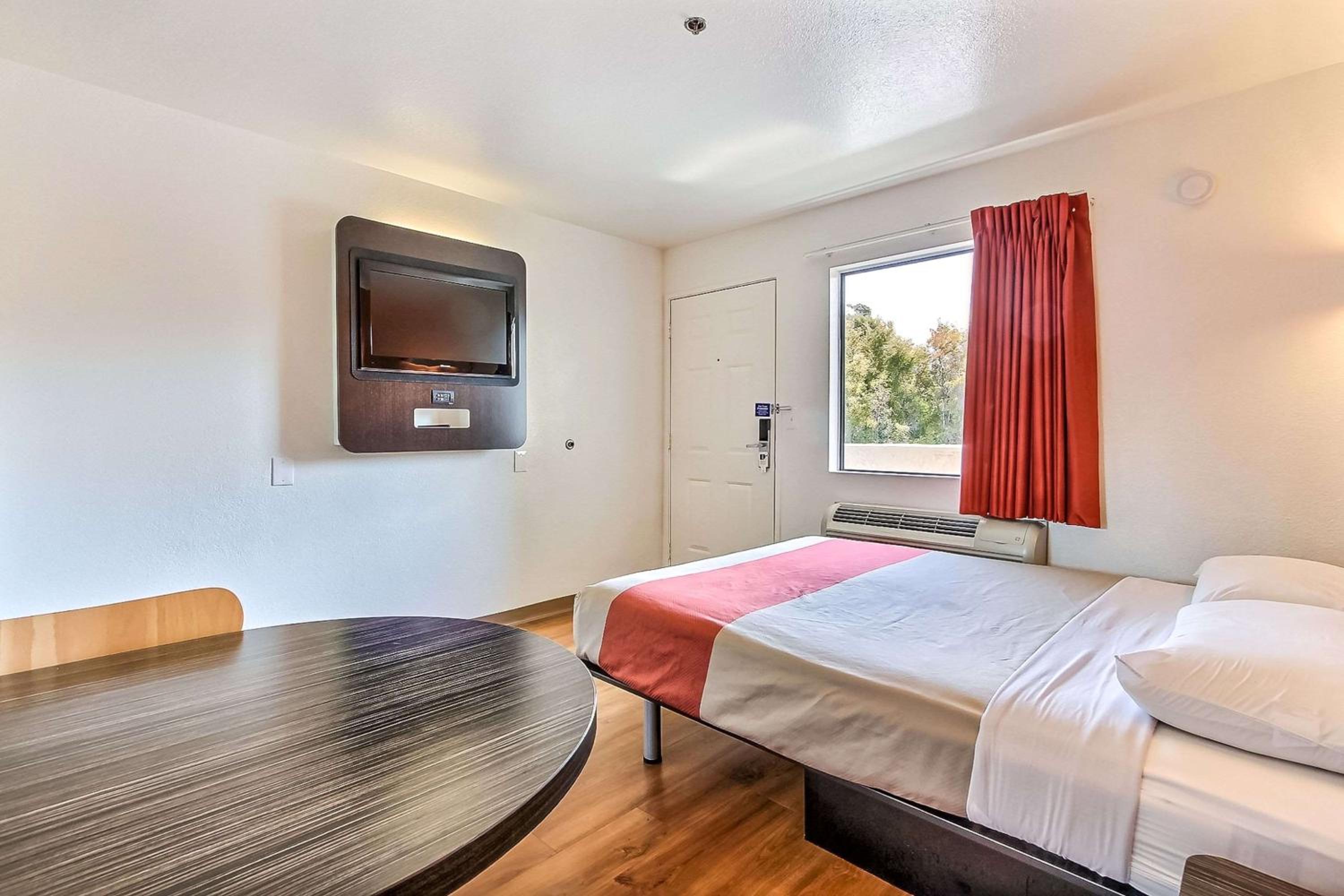 Queen Room - Disability Access photo 2