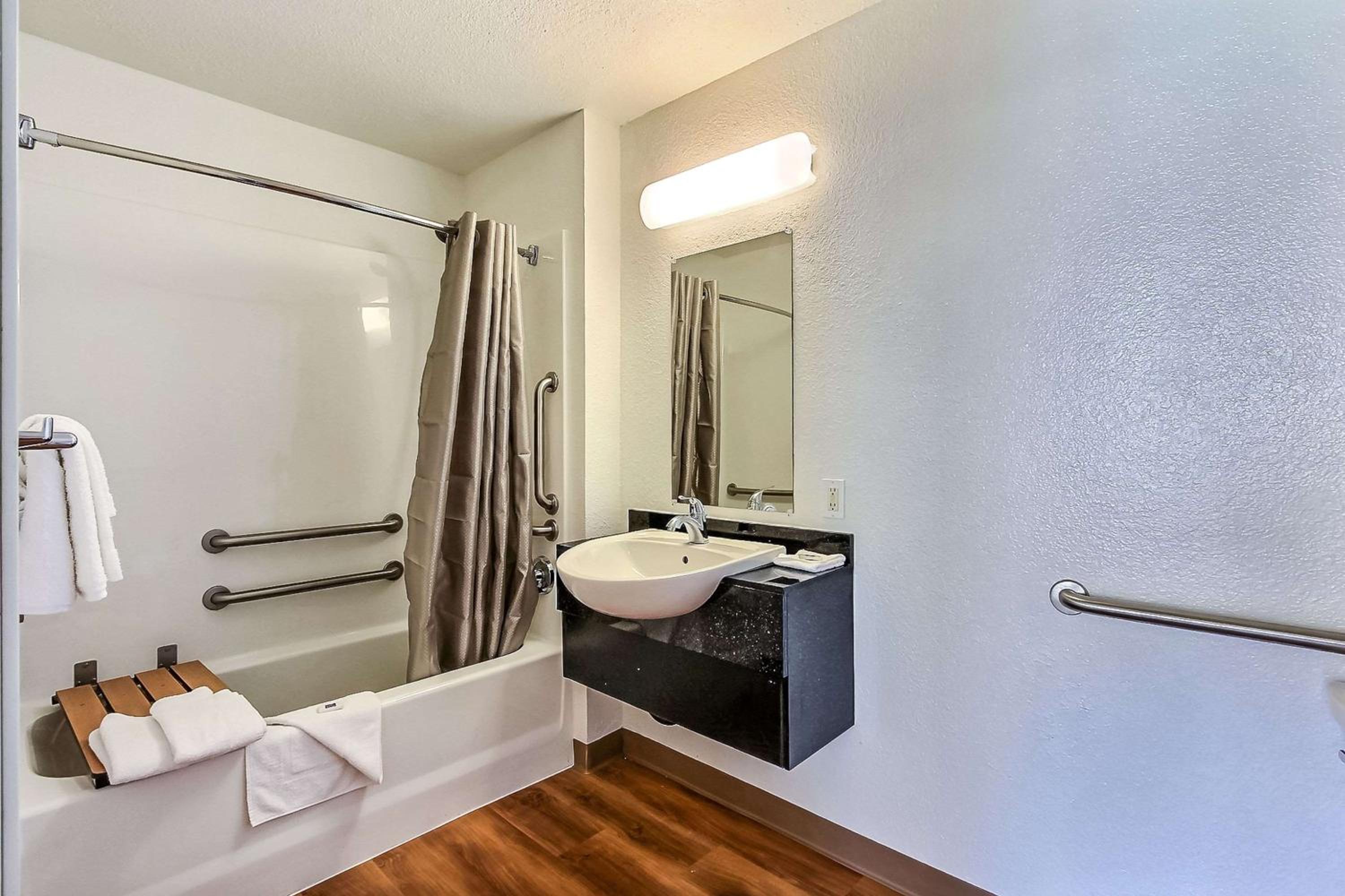 Queen Room - Disability Access - Roll in Shower photo 2