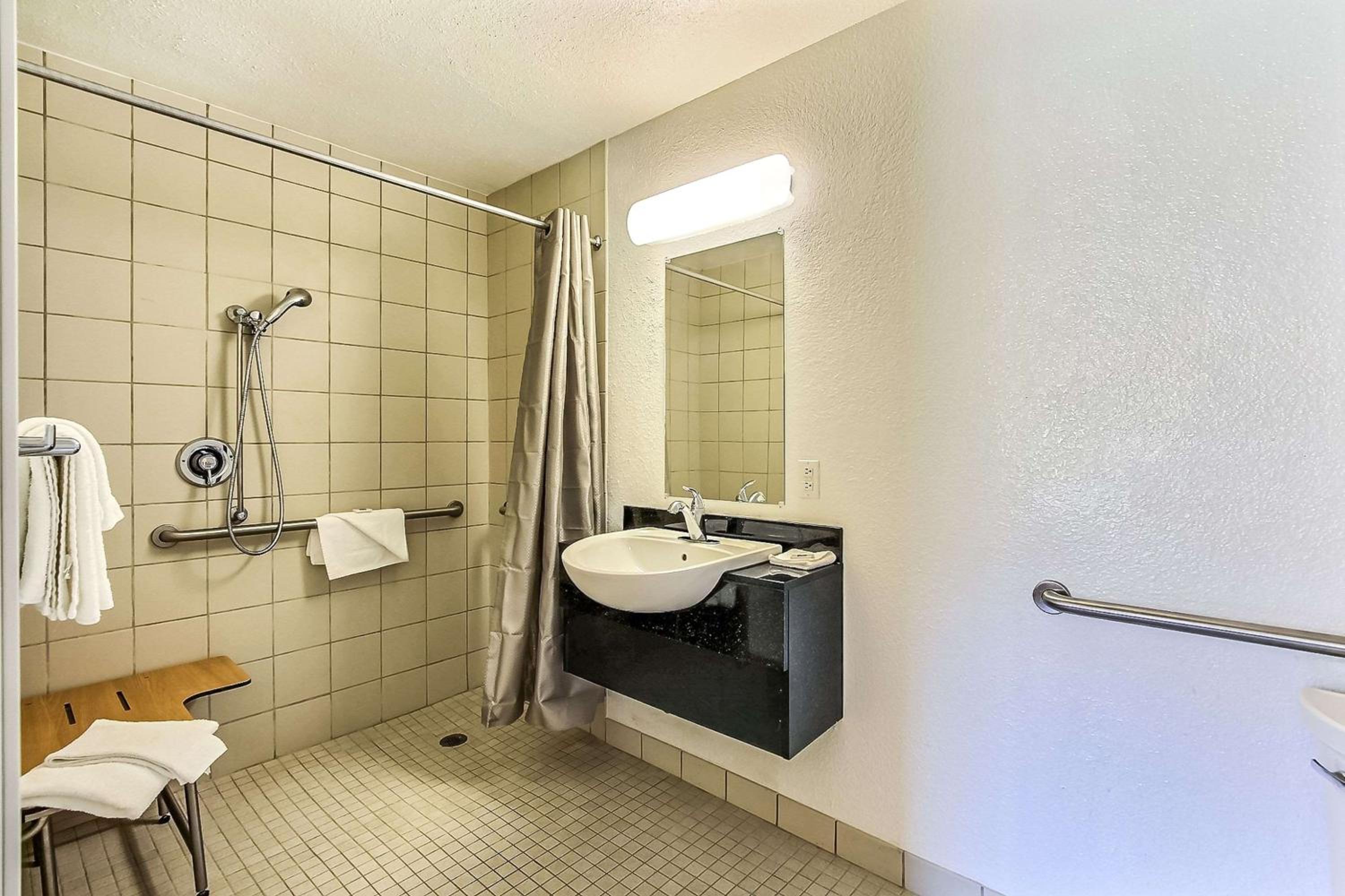 Queen Room - Disability Access - Roll in Shower photo 3