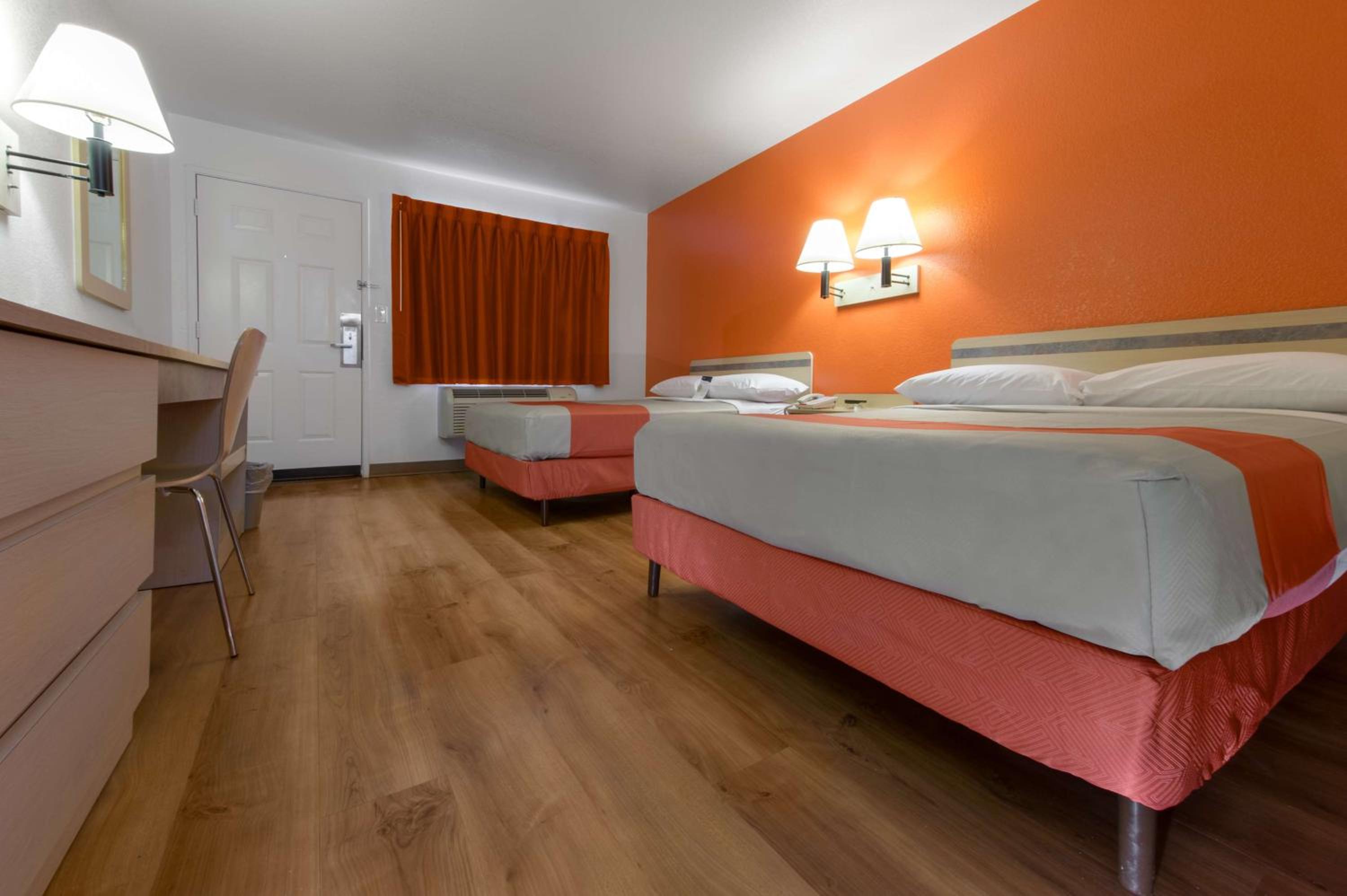 Queen Room with Two Queen Beds - Photo 5
