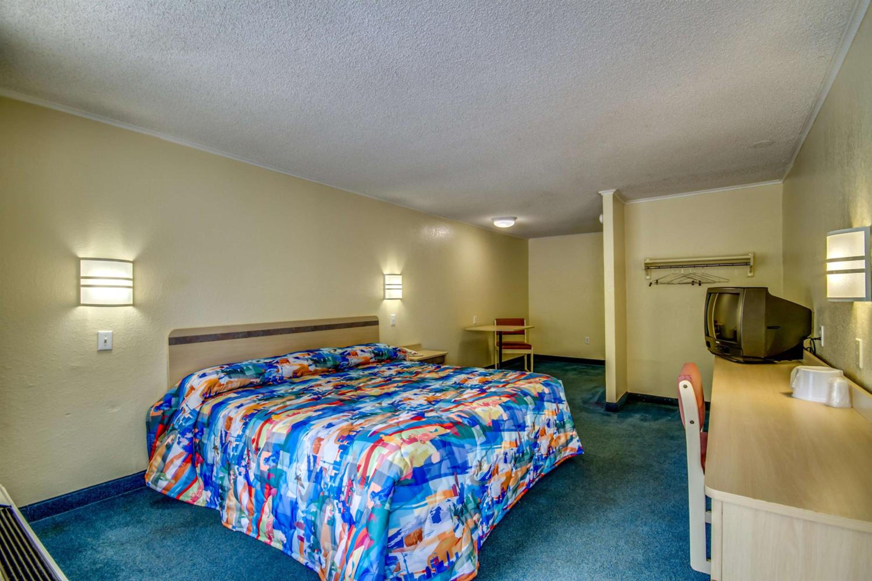 King Room with Roll-In Shower - Disability Access - Photo 7