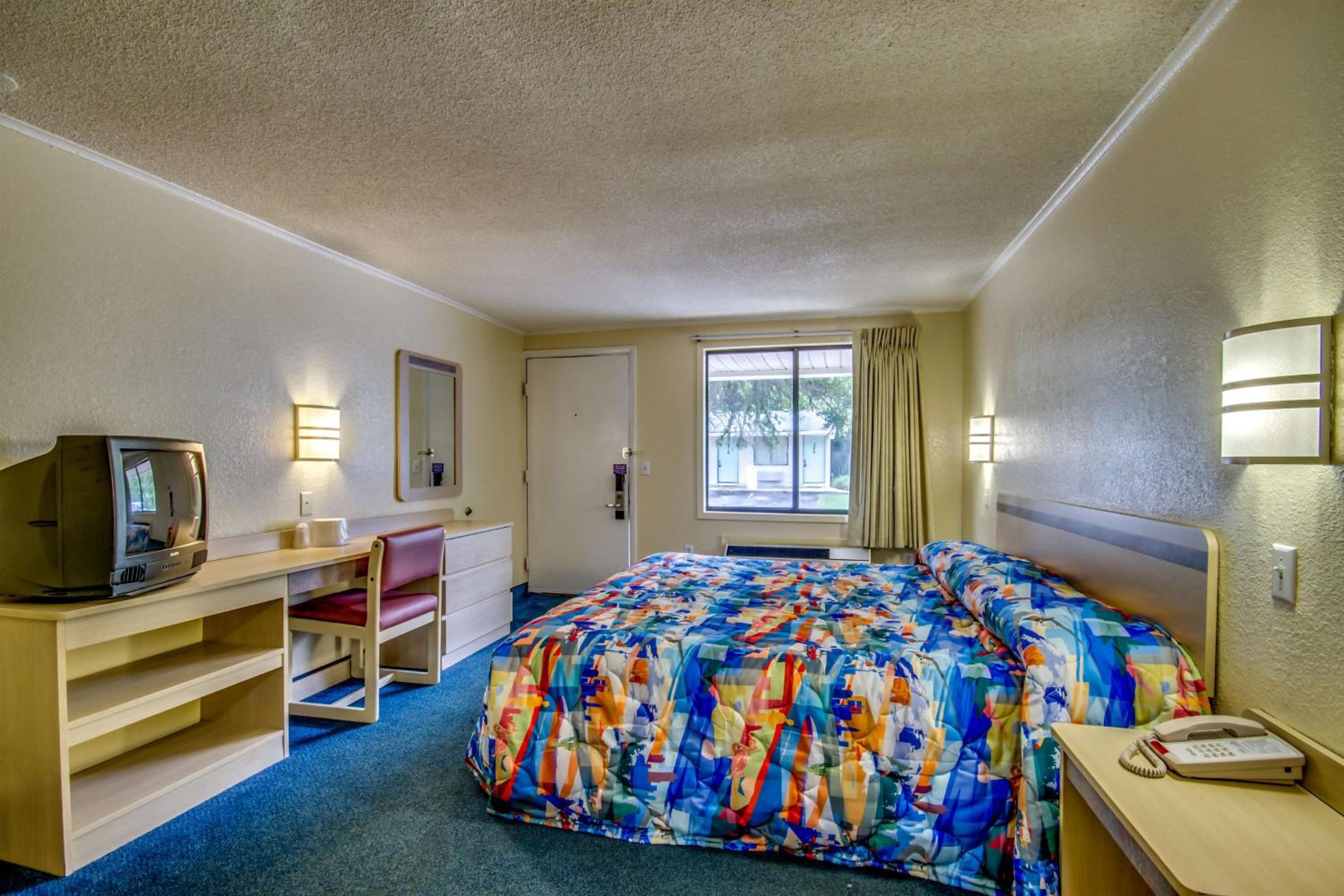 King Room with Roll-In Shower - Disability Access - Photo 6