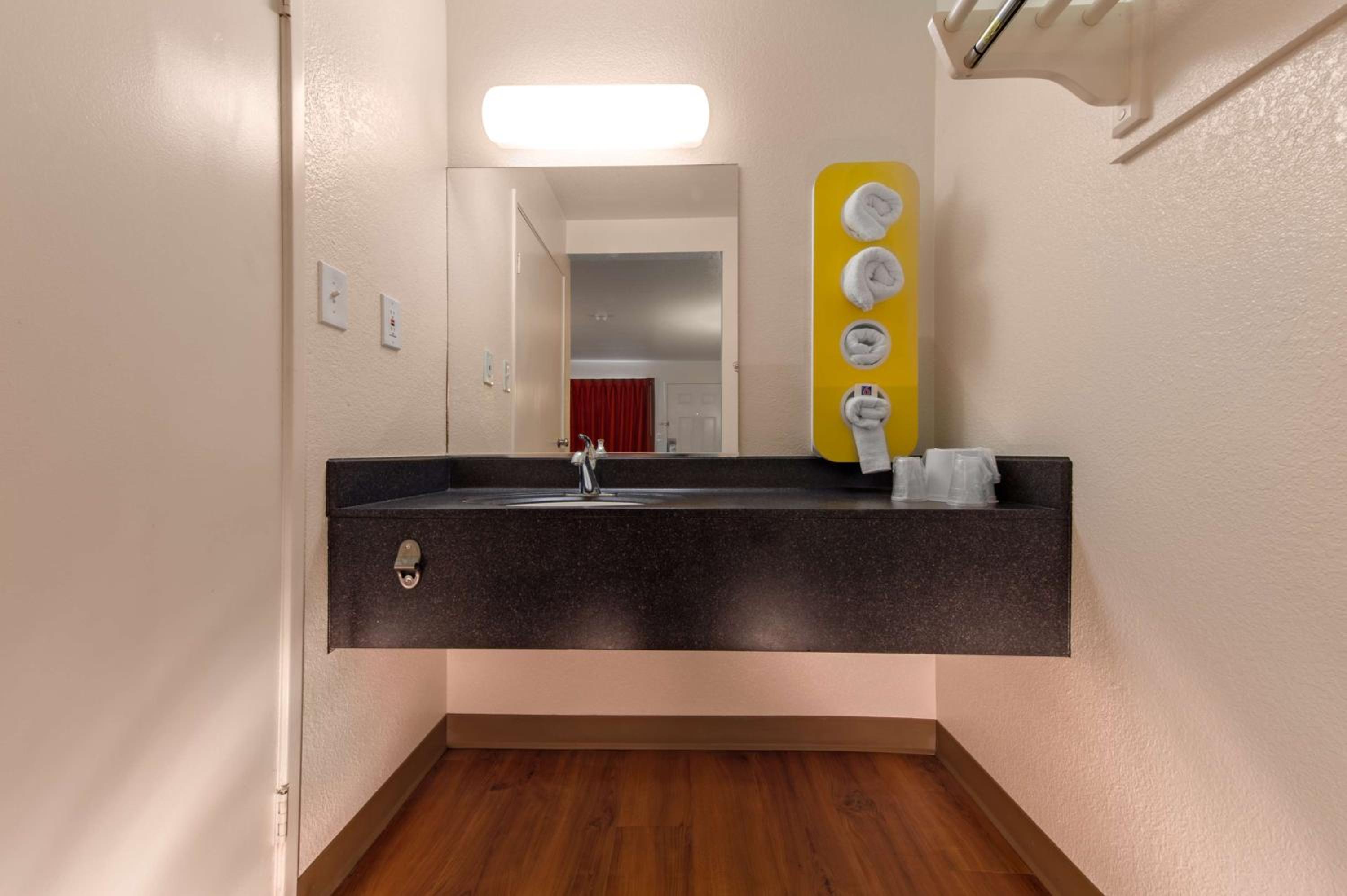 Queen Room - Photo 6